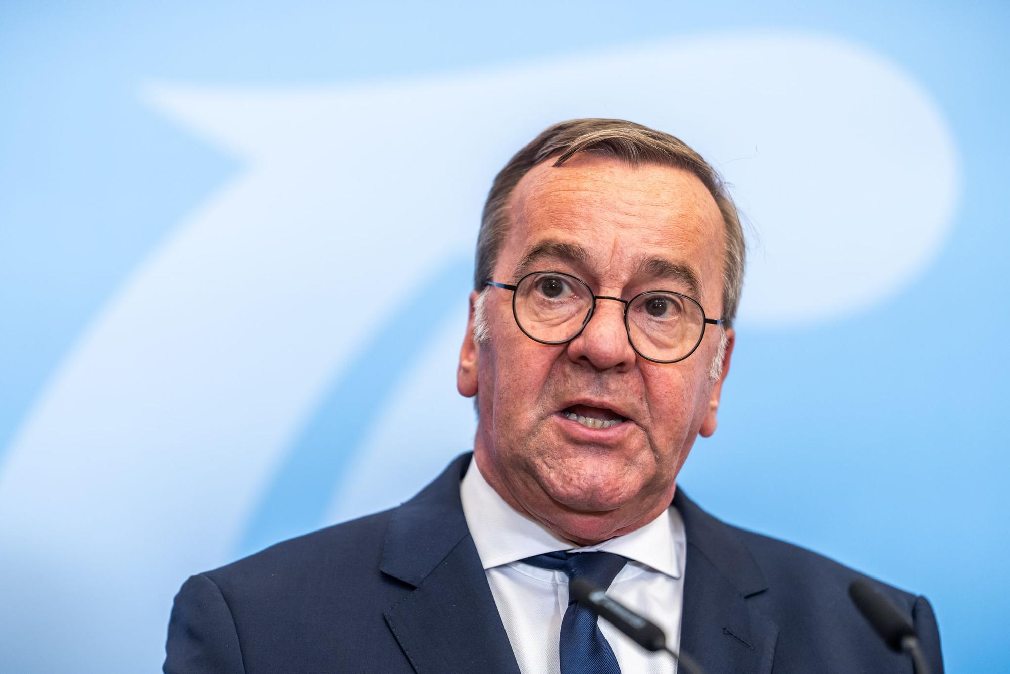 „Im Augenblick gibt es kein Szenario, dass der Korken schnell aus der Flasche kommt“, sagt Verteidigungsminister Boris Pistorius (SPD).