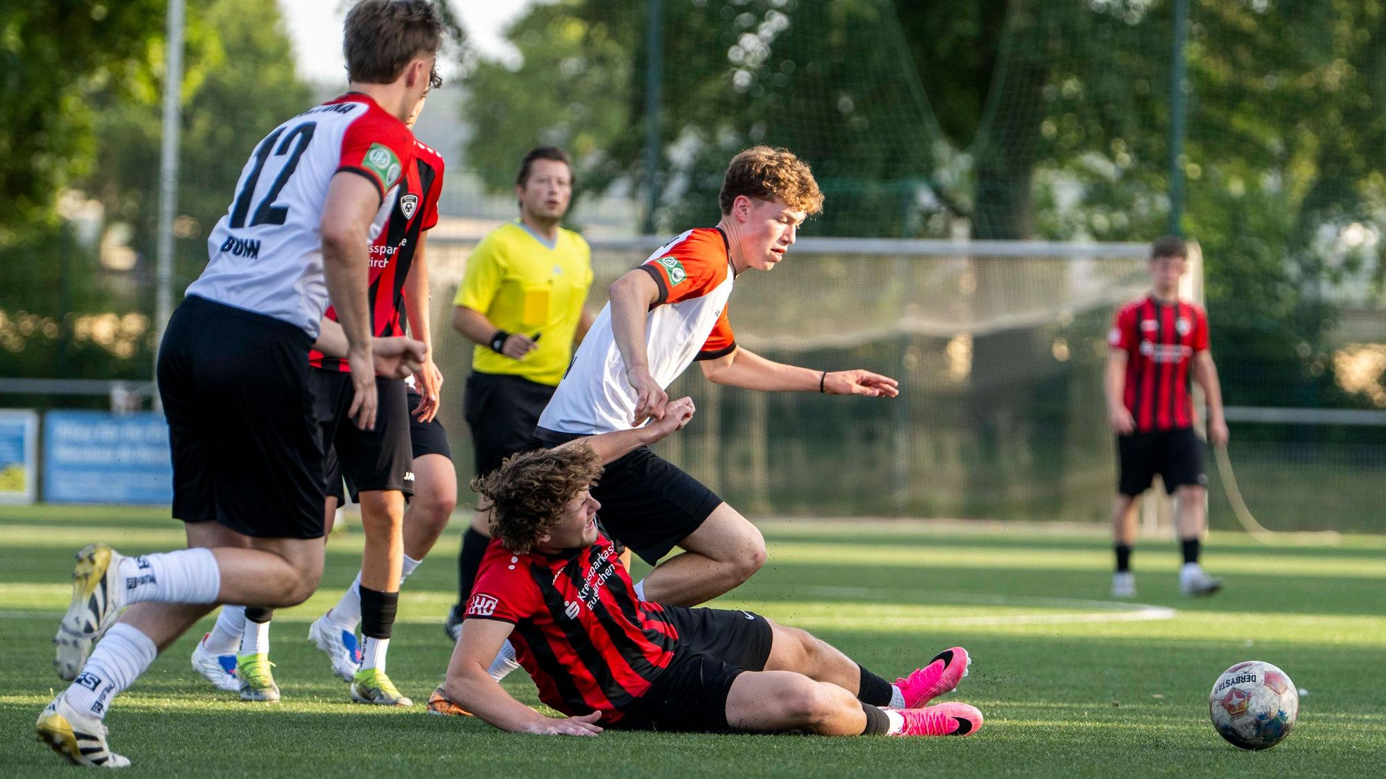 Ein Spieler der JSG-Erft-A-Jugend liegt nach einem Foul am Boden.