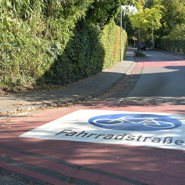 Das Foto zeigt eine Markierung für eine Fahrradstraße