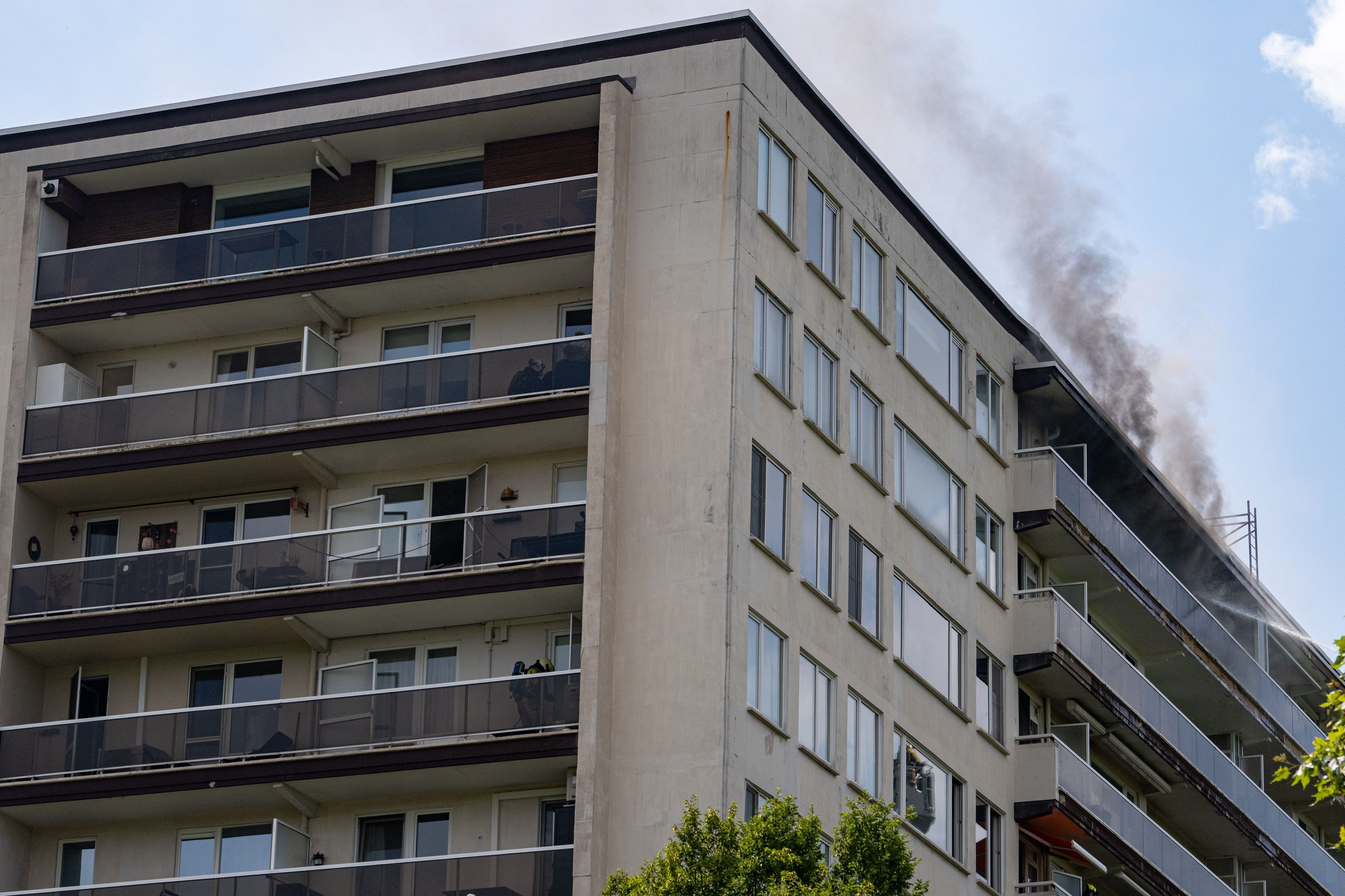 Feuerwehrleute sind am 1. Juli am Brandort eines Wohnhauses in der August-Vermeylenlaan in Antwerpen im Einsatz.
