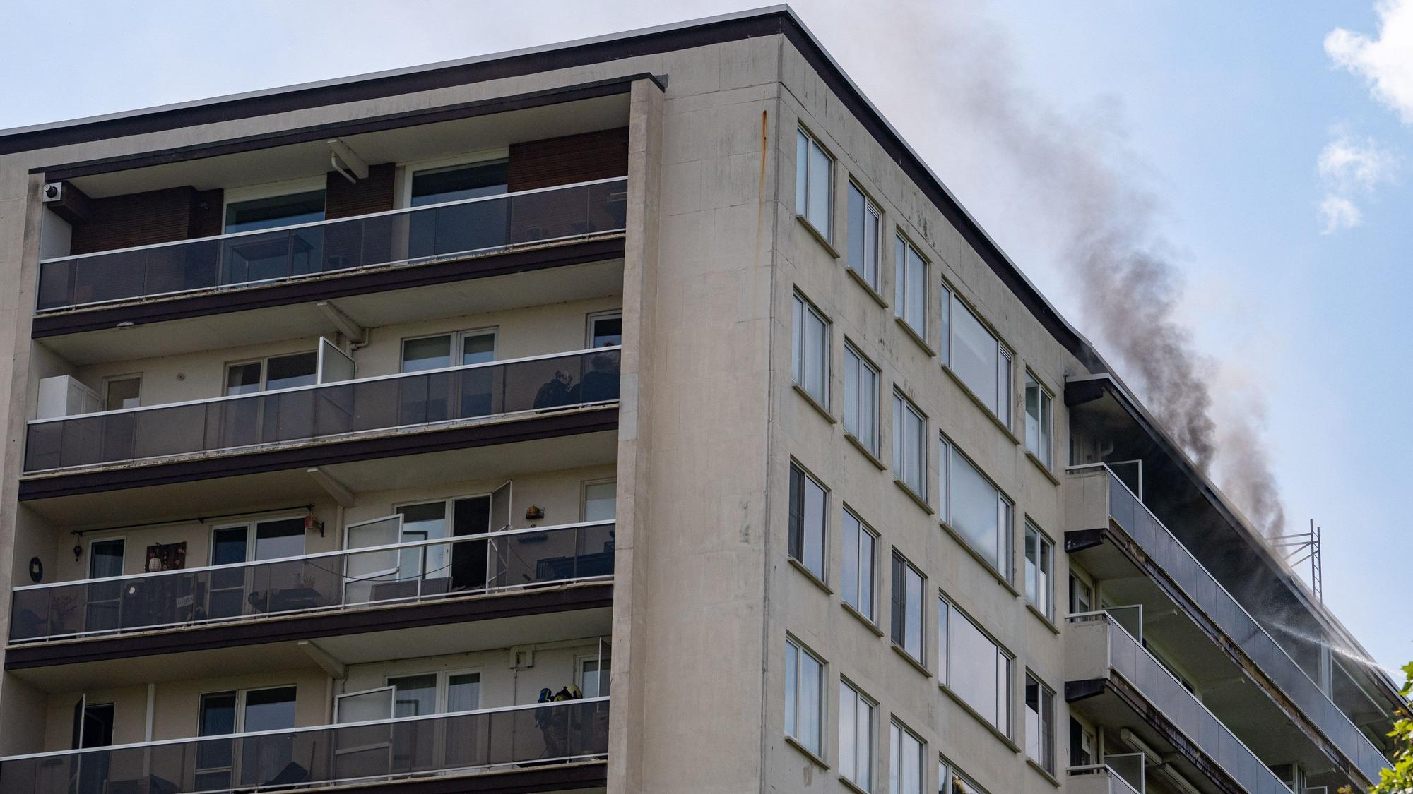 Feuerwehrleute sind am 1. Juli am Brandort eines Wohnhauses in der August-Vermeylenlaan in Antwerpen im Einsatz.