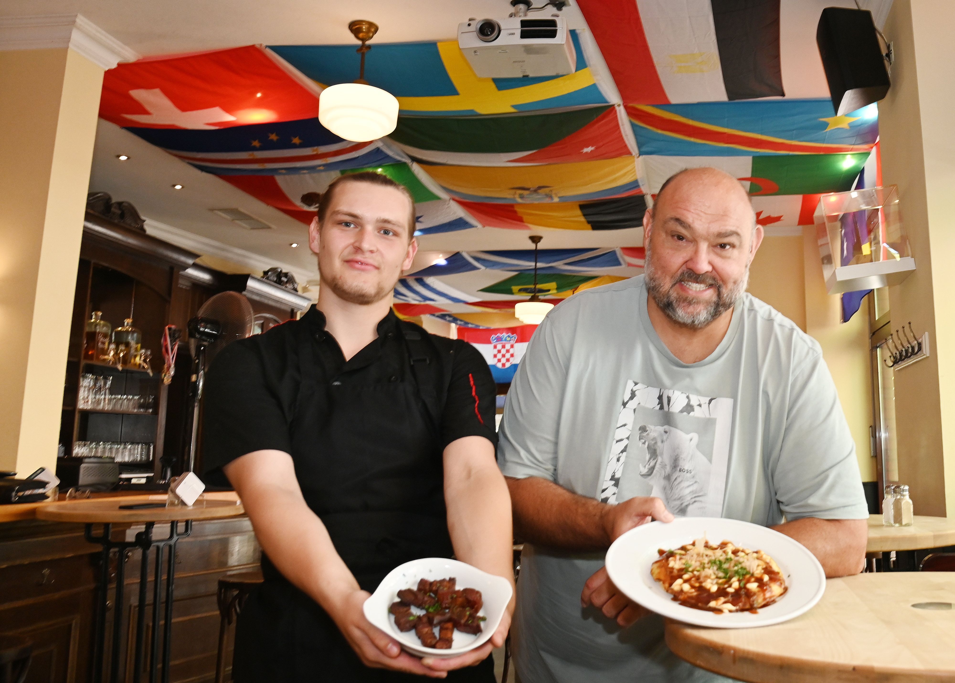 29.06.2026 Köln. WM kulinarisch: In der Kölsch-Kultur werden zur WM landestypische Gerichte der WM-Teilnehmer gekocht. Luca Jim Verhufen (li.) und Thomas Mick. Foto: Alexander Schwaiger