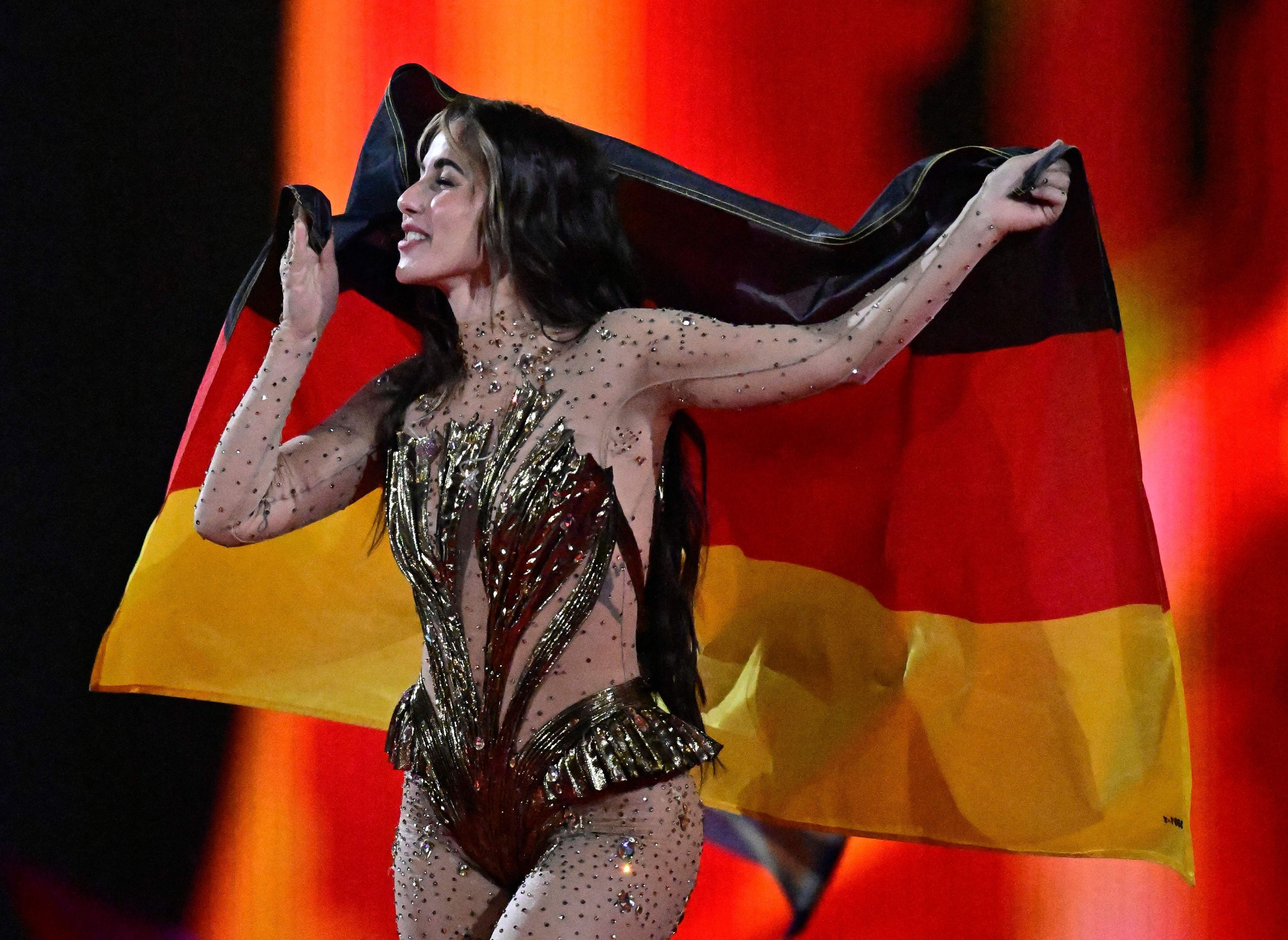 Sängerin Sarah Engels steht auf der ESC-Bühne.