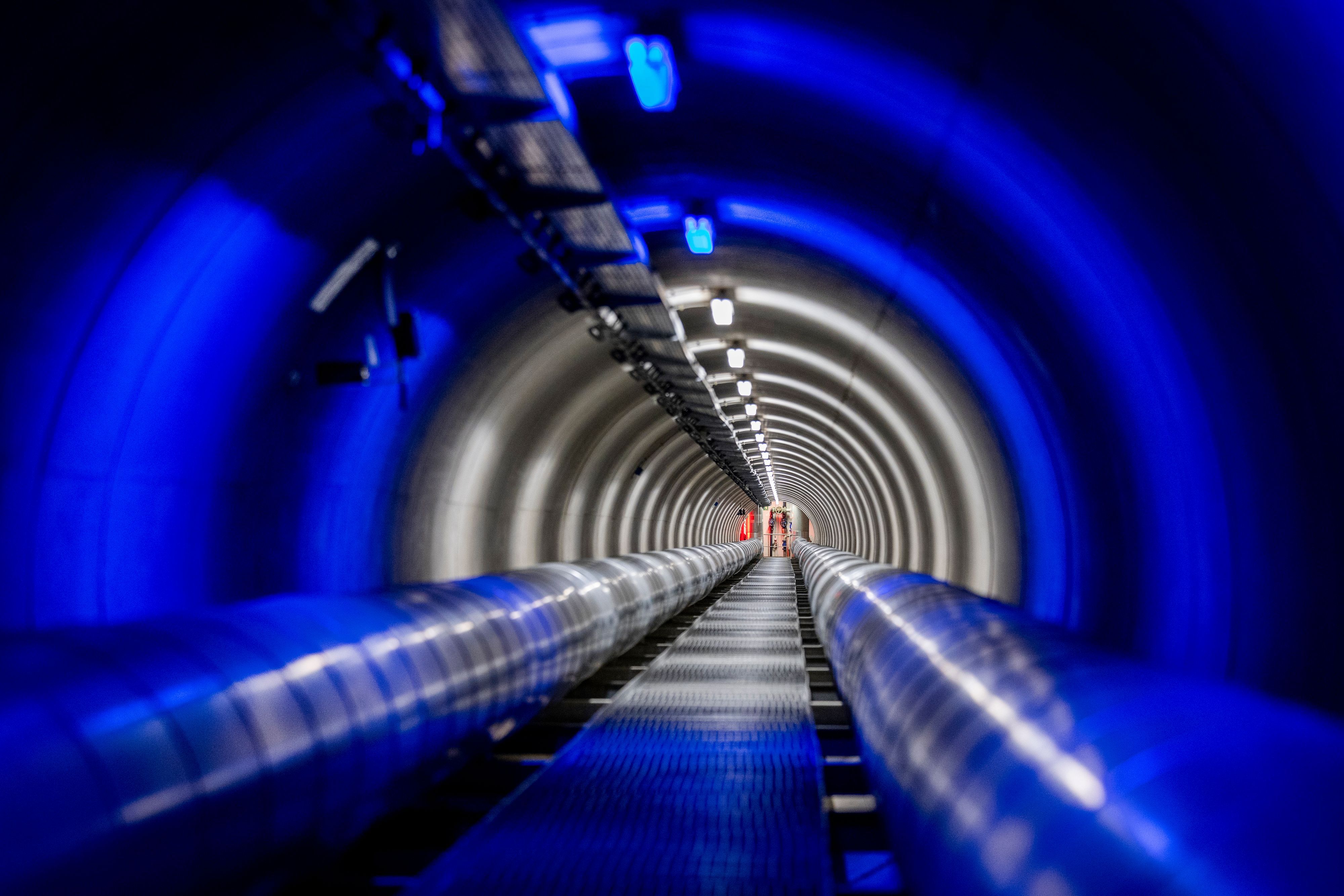 Für die Serie „Köln von unten“
Der Fernwärmetunnel der RheinEnergie unterquert den Rhein um die Wärmenetze im links- und rechtsrheinischen Köln zu verbinden.

Köln
30.06.2026

Foto: Michael Bause