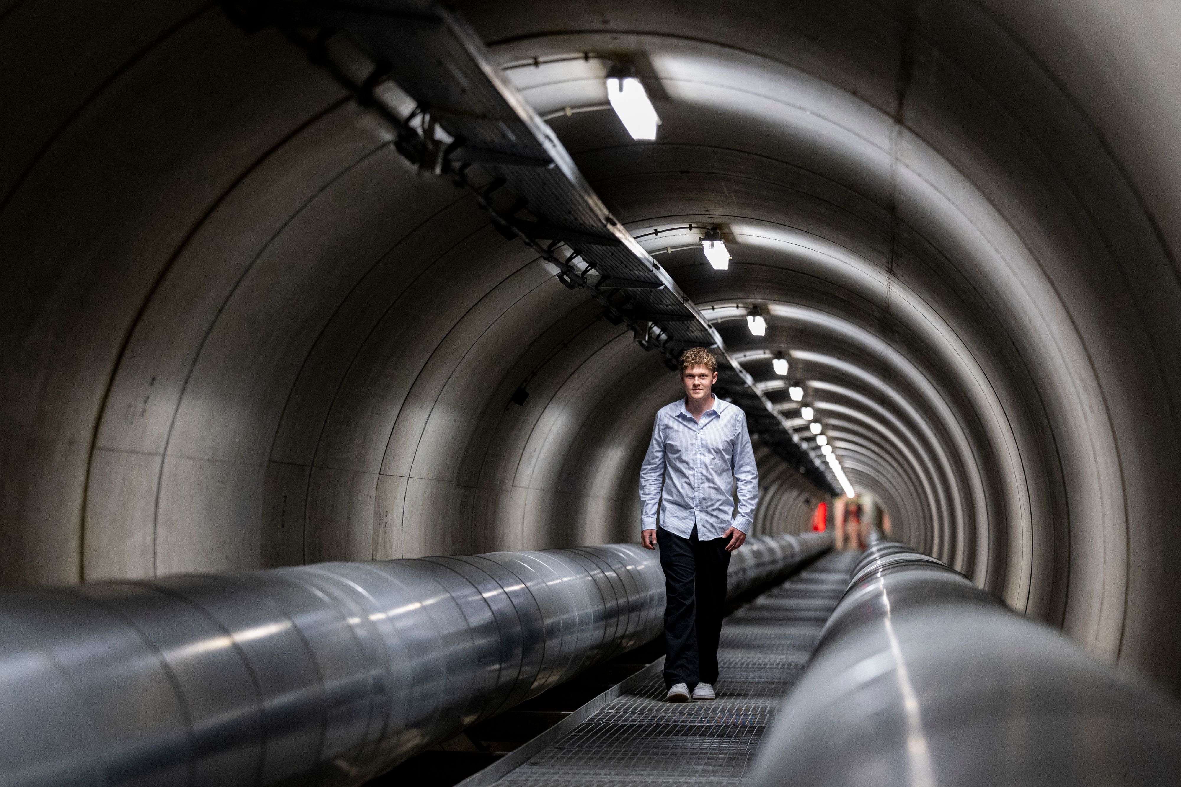 Für die Serie „Köln von unten“
Der Fernwärmetunnel der RheinEnergie unterquert den Rhein um die Wärmenetze im links- und rechtsrheinischen Köln zu verbinden.
Im Bild der Werkstudent Nicolas Dugeorge, der Besuchergruppen durch den Tunnel führt.

Köln
30.06.2026

Foto: Michael Bause