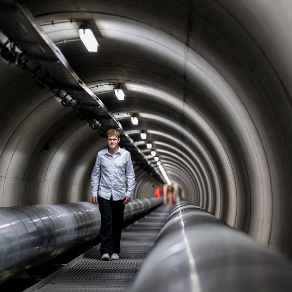 Für die Serie „Köln von unten“
Der Fernwärmetunnel der RheinEnergie unterquert den Rhein um die Wärmenetze im links- und rechtsrheinischen Köln zu verbinden.
Im Bild der Werkstudent Nicolas Dugeorge, der Besuchergruppen durch den Tunnel führt.
Köln
30.06.2026
Foto: Michael Bause