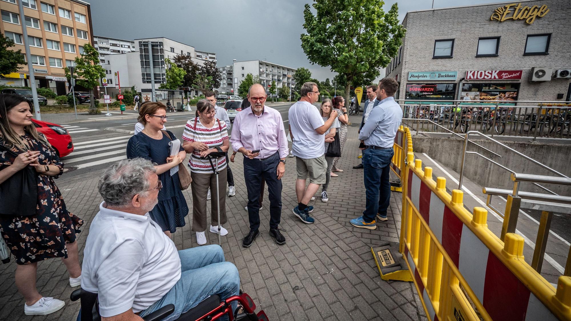 Eine Runde mit Politik, Stadtverwaltung, Bahn und Behindertenbeirat steht am Manforter Bahnhof. Bild: Ralf Krieger