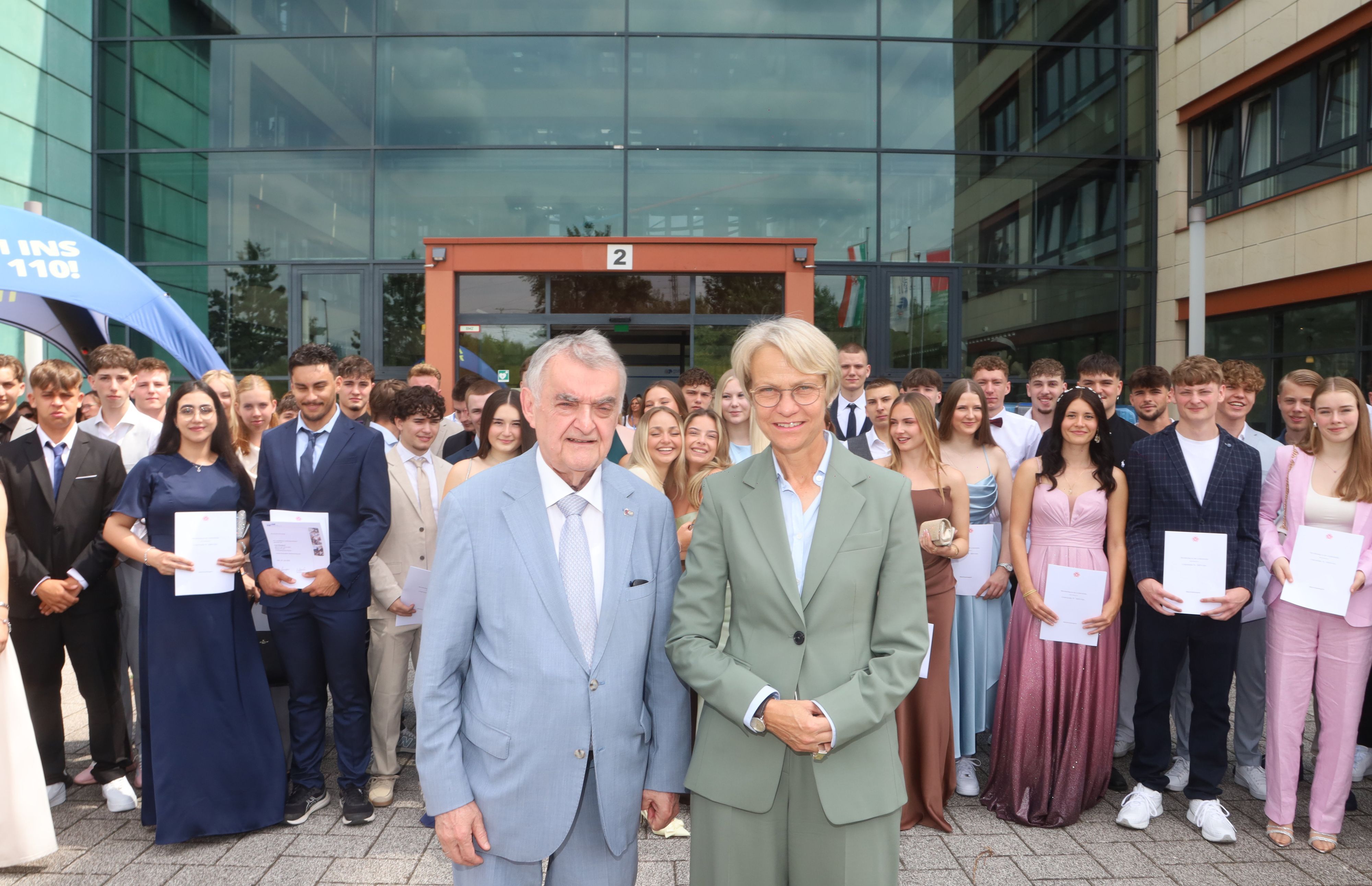 30.06.2026, Köln: Ministerin Dorothee Feller (Ministerin für Schule und Bildung) und Minister Herbert Reul (Innenminister) besuchen die Zeugnisübergabe an der Fachoberschule der Polizei in Köln im Polizeipräsidium Köln. Foto: Arton Krasniqi