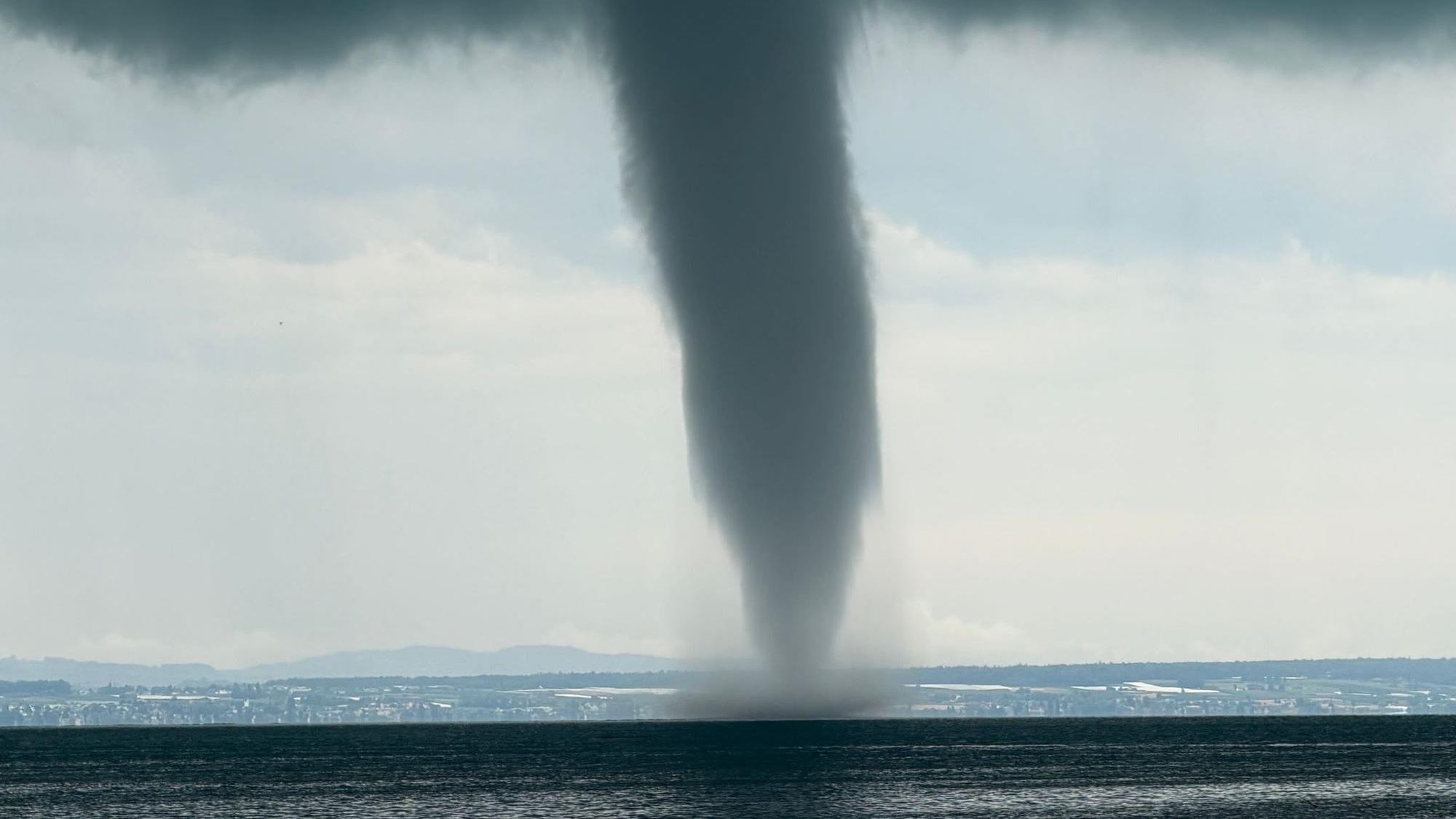 Eine Wasserhose hat sich über dem Bodensee gebildet.