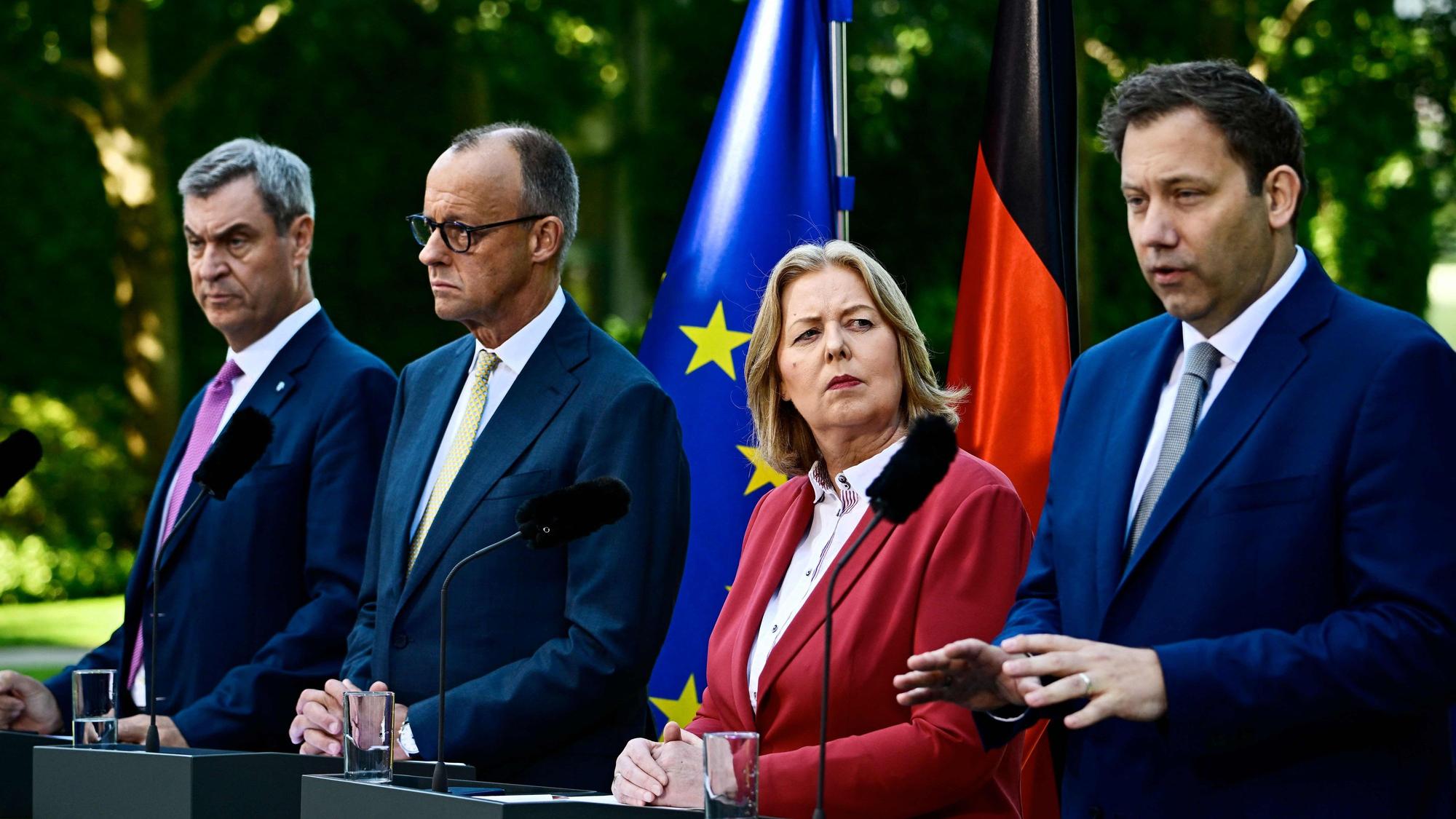 Markus Söder (v.l.n.r.), Friedrich Merz, Bärbel Bas und Lars Klingbeil geben im Garten des Kanzleramtes eine Pressekonferenz nach der Sitzung des Koalitionsausschusses.