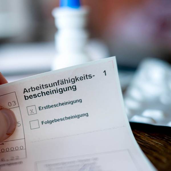 Arbeitnehmerinnen und Arbeitnehmer sollen direkt am ersten Tag der Krankheit eine AU einreichen.