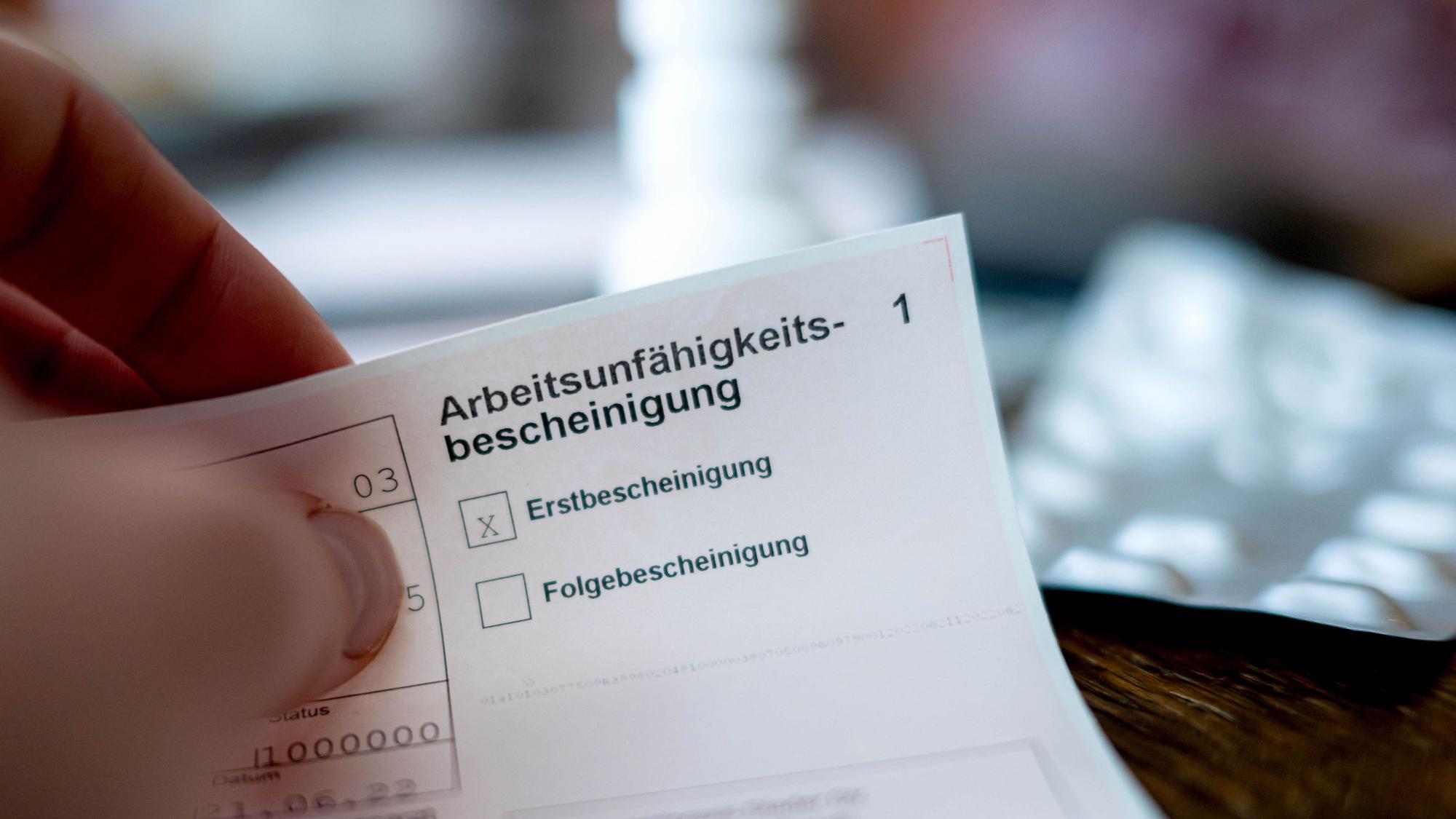 Arbeitnehmerinnen und Arbeitnehmer sollen direkt am ersten Tag der Krankheit eine AU einreichen.