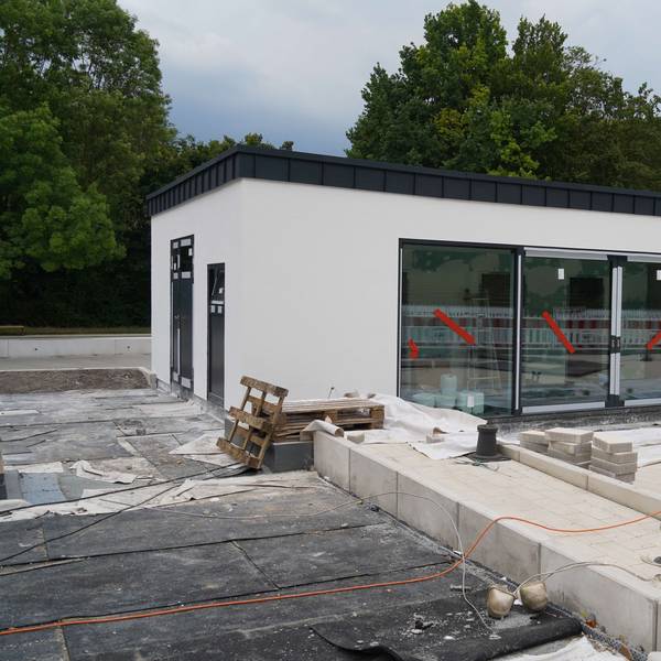 Auf dem Bild ist das neue Schwimmmeistergebäude im Frechener Freibad zu sehen.