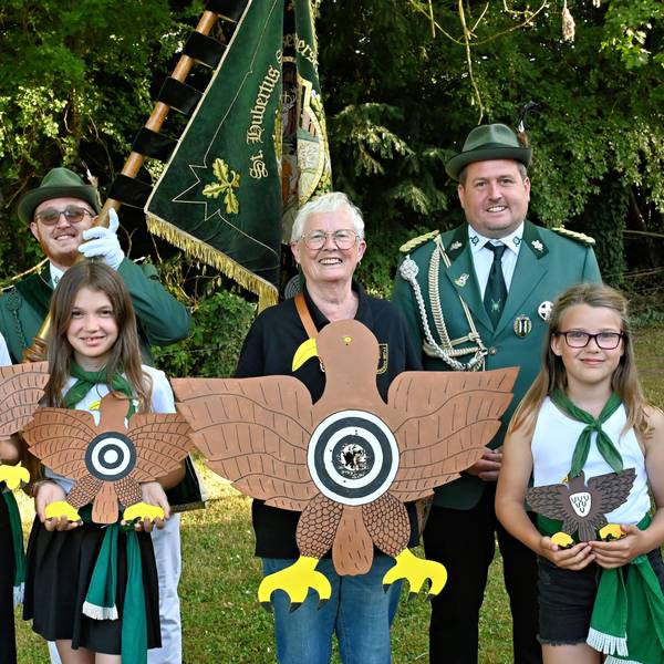 Gruppenfoto der Siegerinnen, die ihren jeweiligen Vogel halten, mit den Vertretern der Bruderschaft.