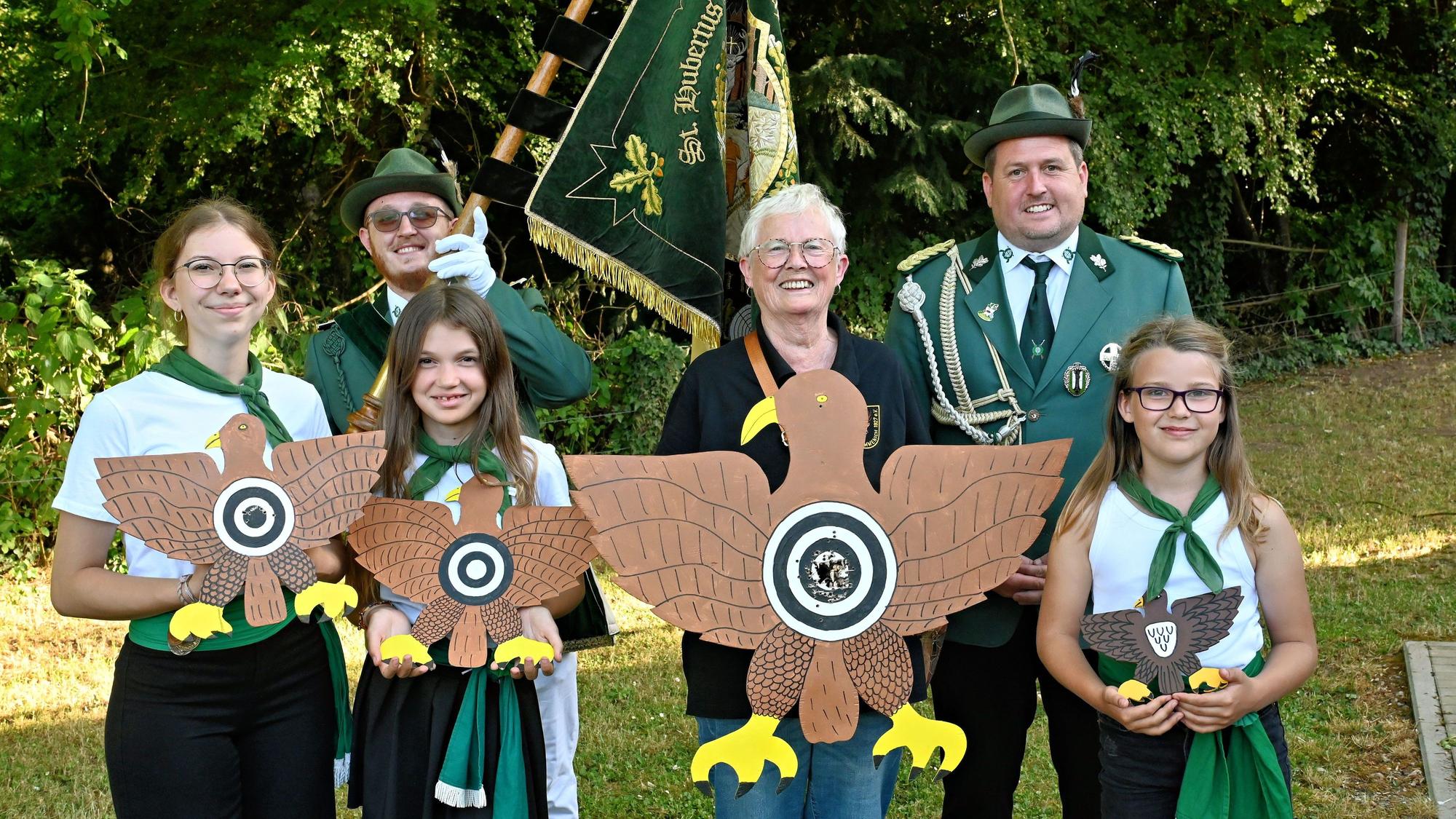 Gruppenfoto der Siegerinnen, die ihren jeweiligen Vogel halten, mit den Vertretern der Bruderschaft.