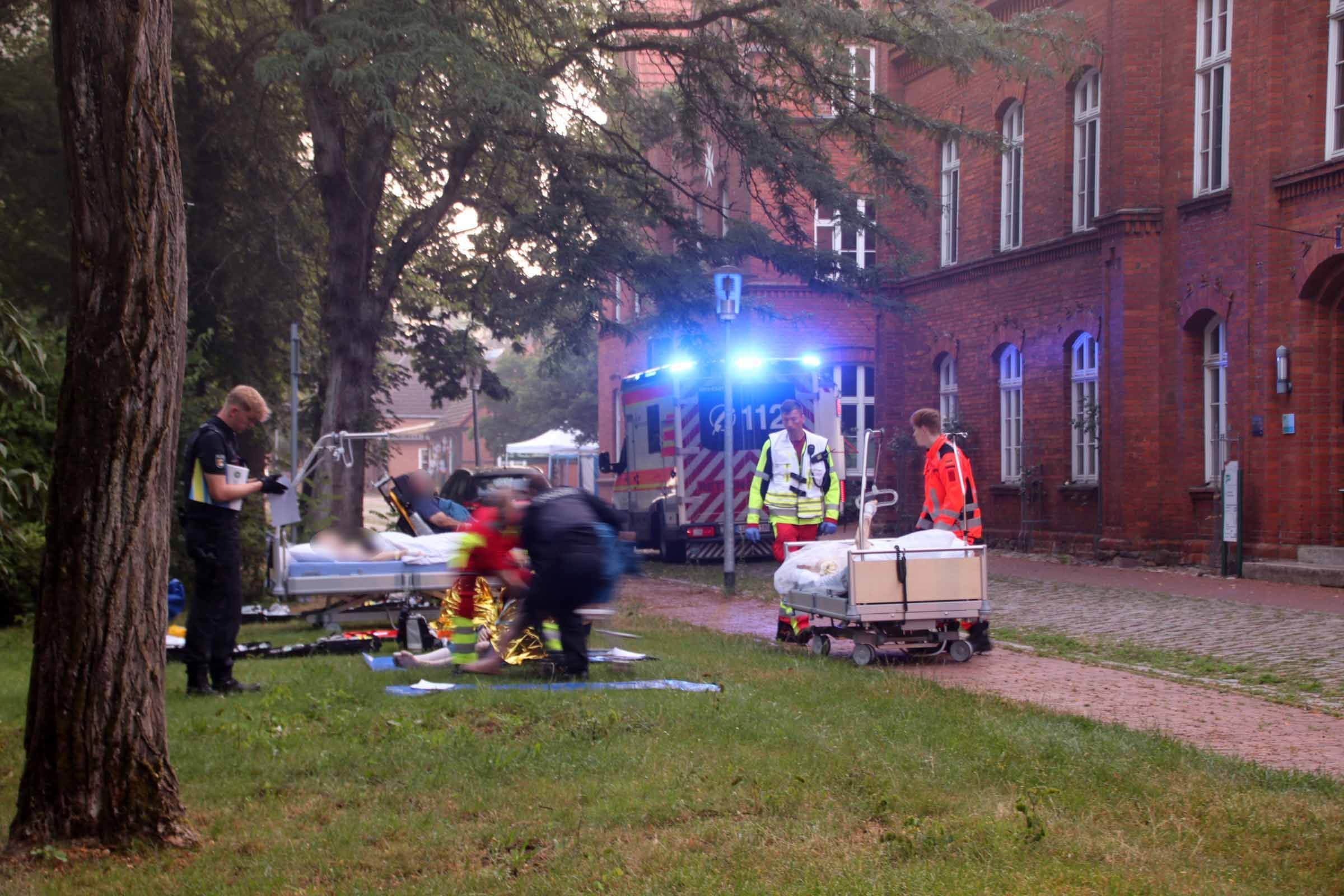 Ludwigslust: Rettungskräfte sind beim Brand in einem Krankenhaus im Einsatz.