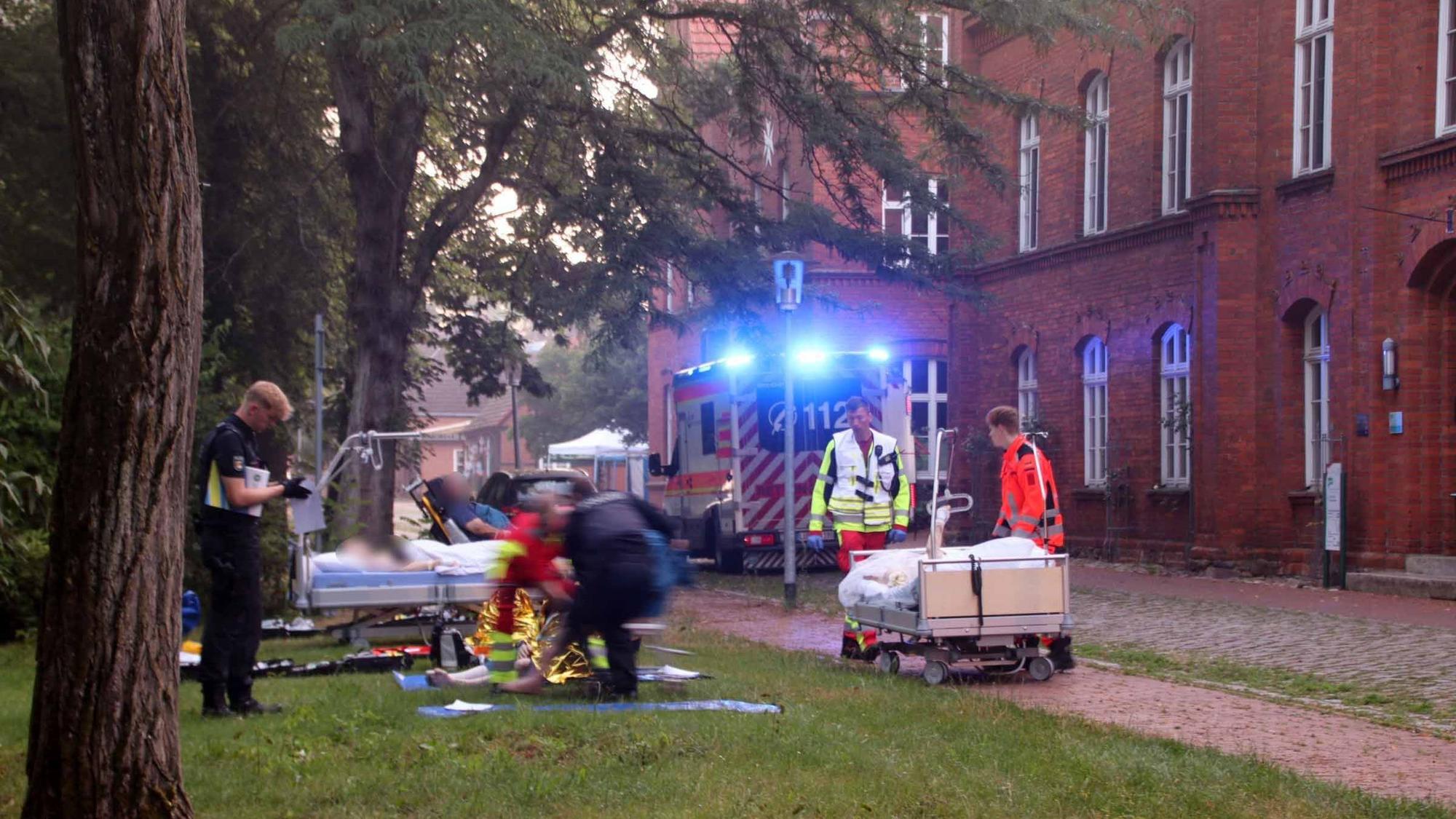 Ludwigslust: Rettungskräfte sind beim Brand in einem Krankenhaus im Einsatz.
