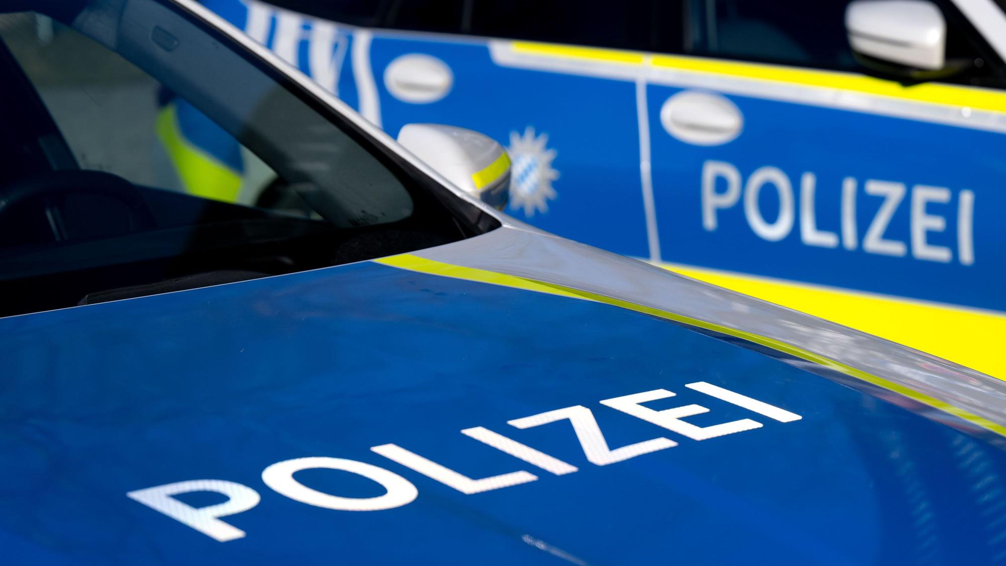Zwei Einsatzfahrzeuge der Polizei.