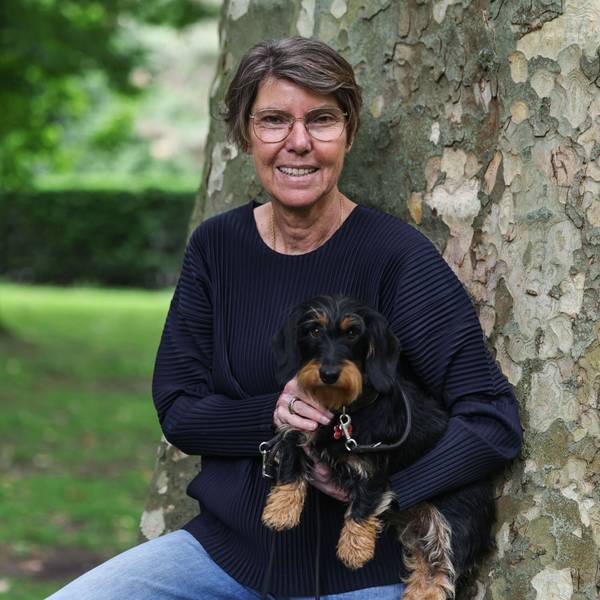 Bettina Böttinger mit ihrem Dackel Ilse im Römerpark.