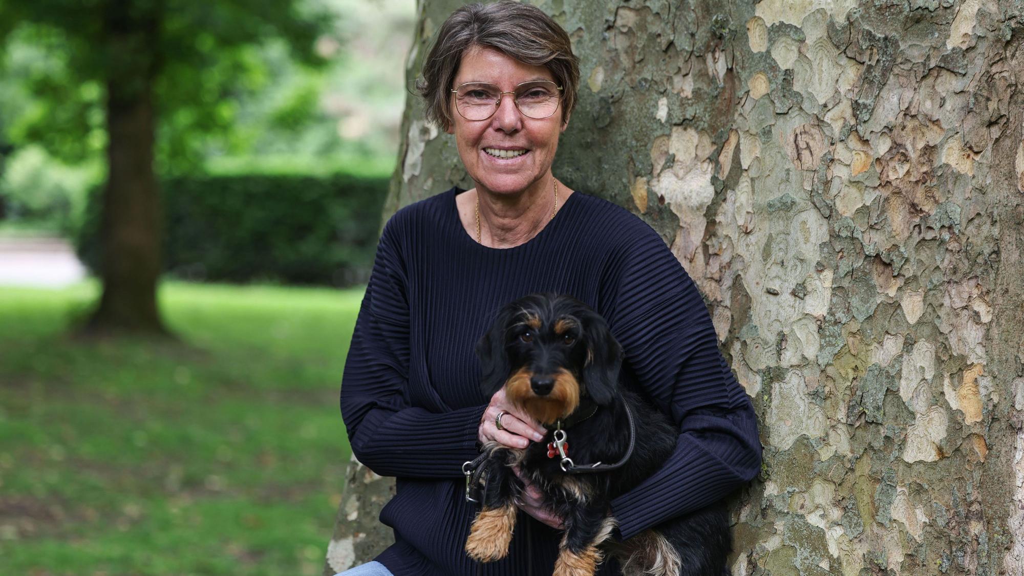 Bettina Böttinger mit ihrem Dackel Ilse im Römerpark.