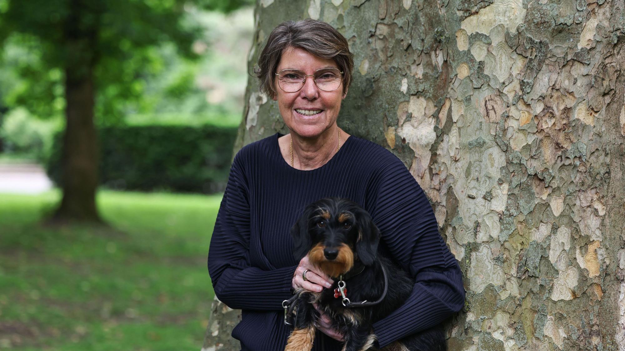 Bettina Böttinger mit ihrem Dackel Ilse im Römerpark.
