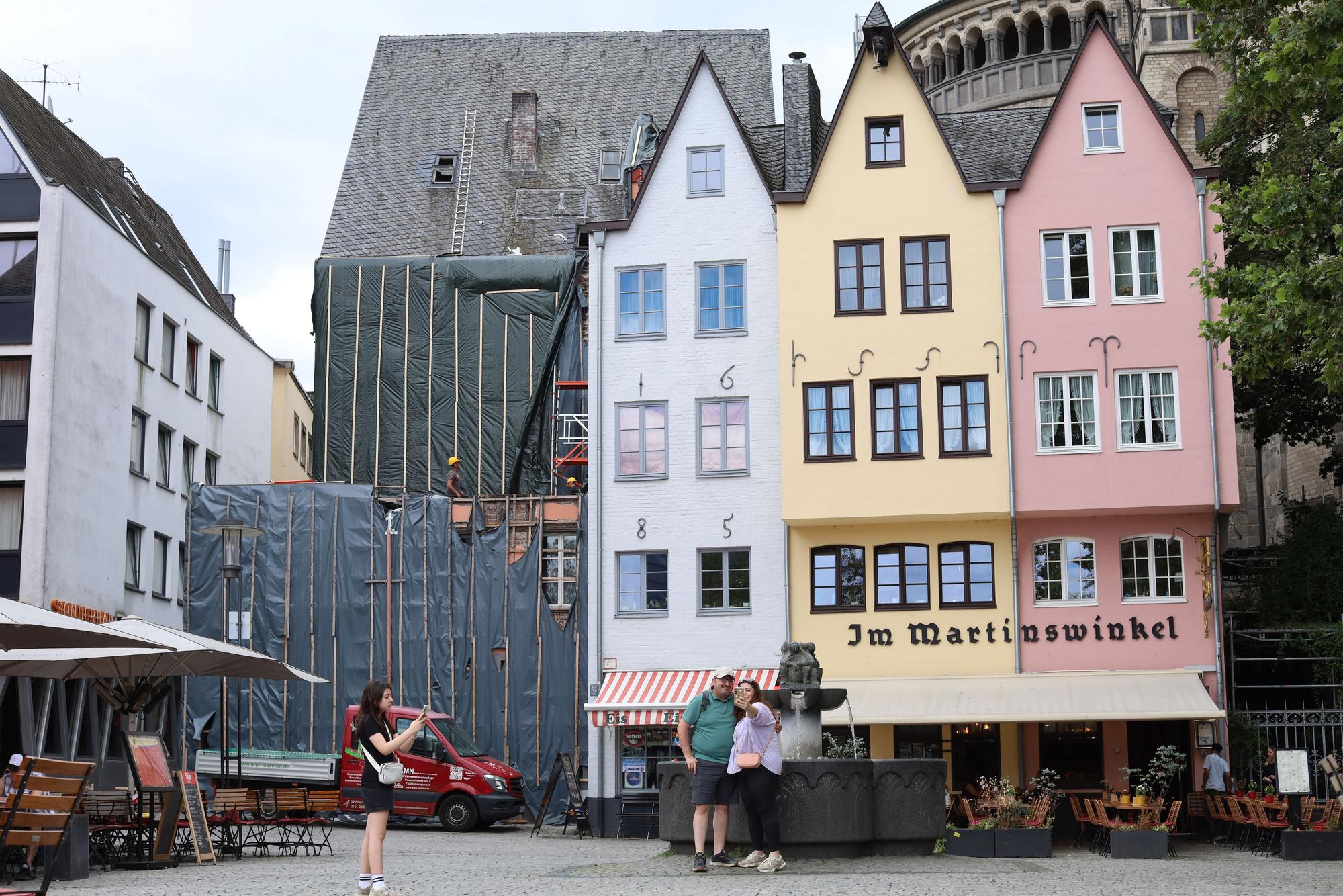 Die drei intakten Häuschen neben den mit Planen abgehängten Nachbarn.