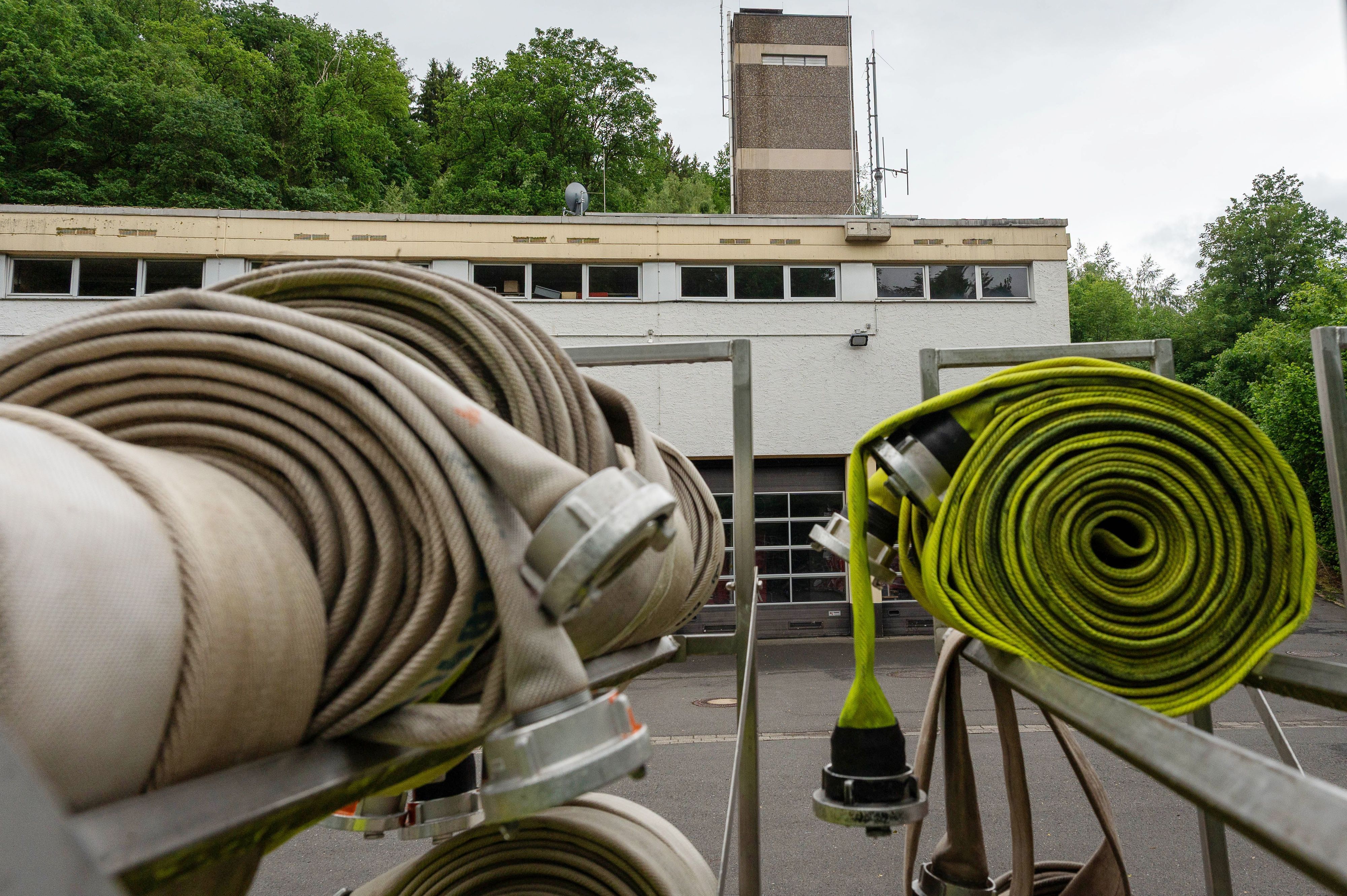 Das Bild zeigt einen Teil des Brandschutzzentrums in Schleiden. Im Vordergrund sind Feuerwehrschläuche zu sehen.