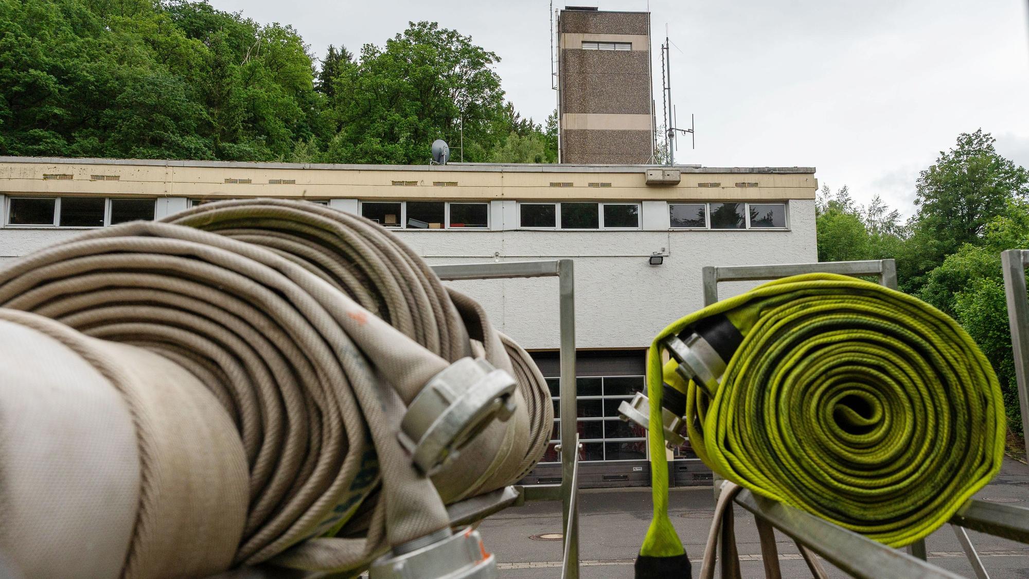 Das Bild zeigt einen Teil des Brandschutzzentrums in Schleiden. Im Vordergrund sind Feuerwehrschläuche zu sehen.