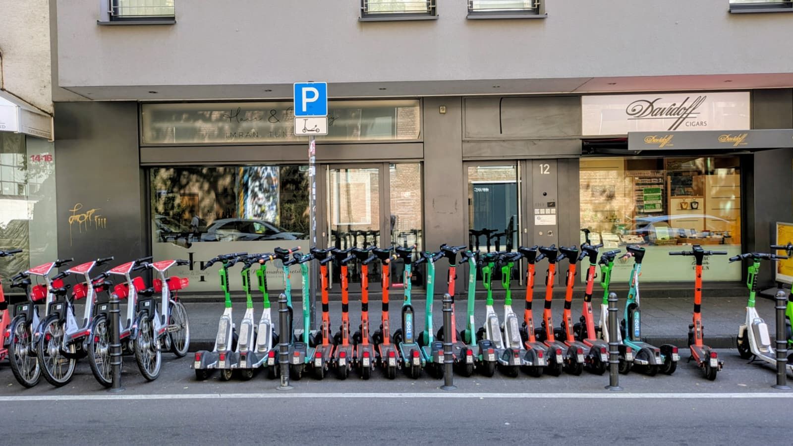 So kann es auch gehen: An vielen Shared-Mobility-Flächen in der Innenstadt stehen die E-Scooter akkurat aufgereiht.