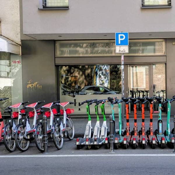 So wie hier in der Richartzstraße in der Kölner Altstadt würde sich die Politik die stadtweite Abstellsituation wünschen.