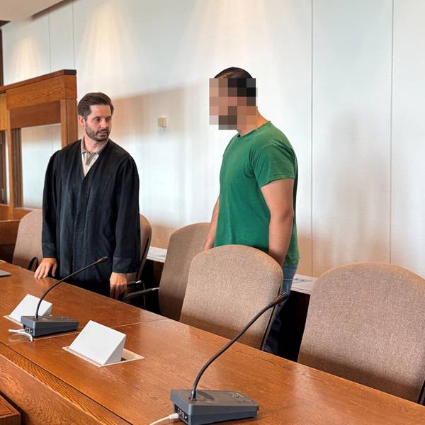 Der Angeklagte mit seinem Verteidiger Bernhard Scholz beim Prozessauftakt im Kölner Landgericht