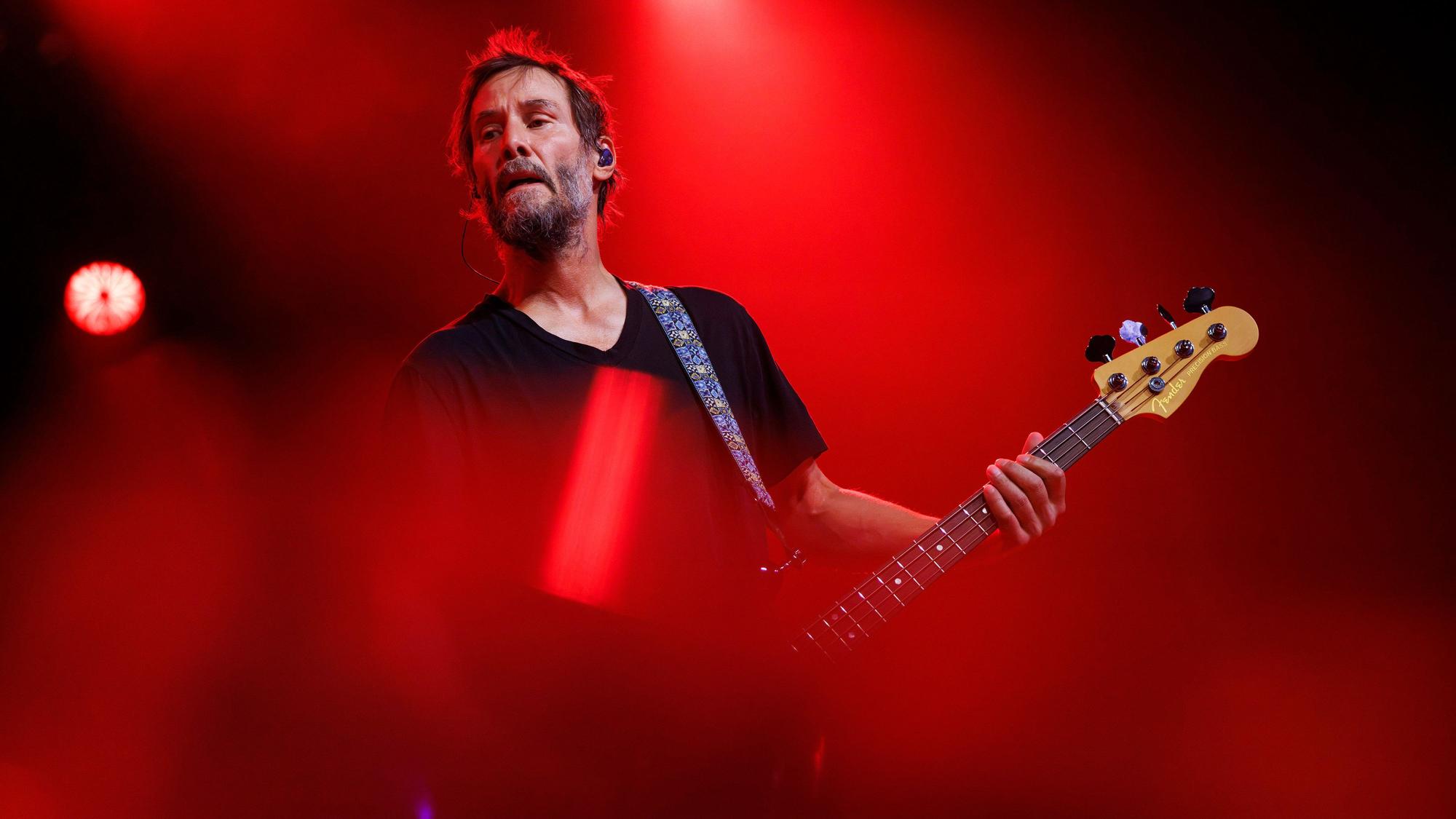 Bassist und Schauspieler Keanu Reeves von der Band Dogstar bei ihrem Konzert im Carlswerk Victoria.