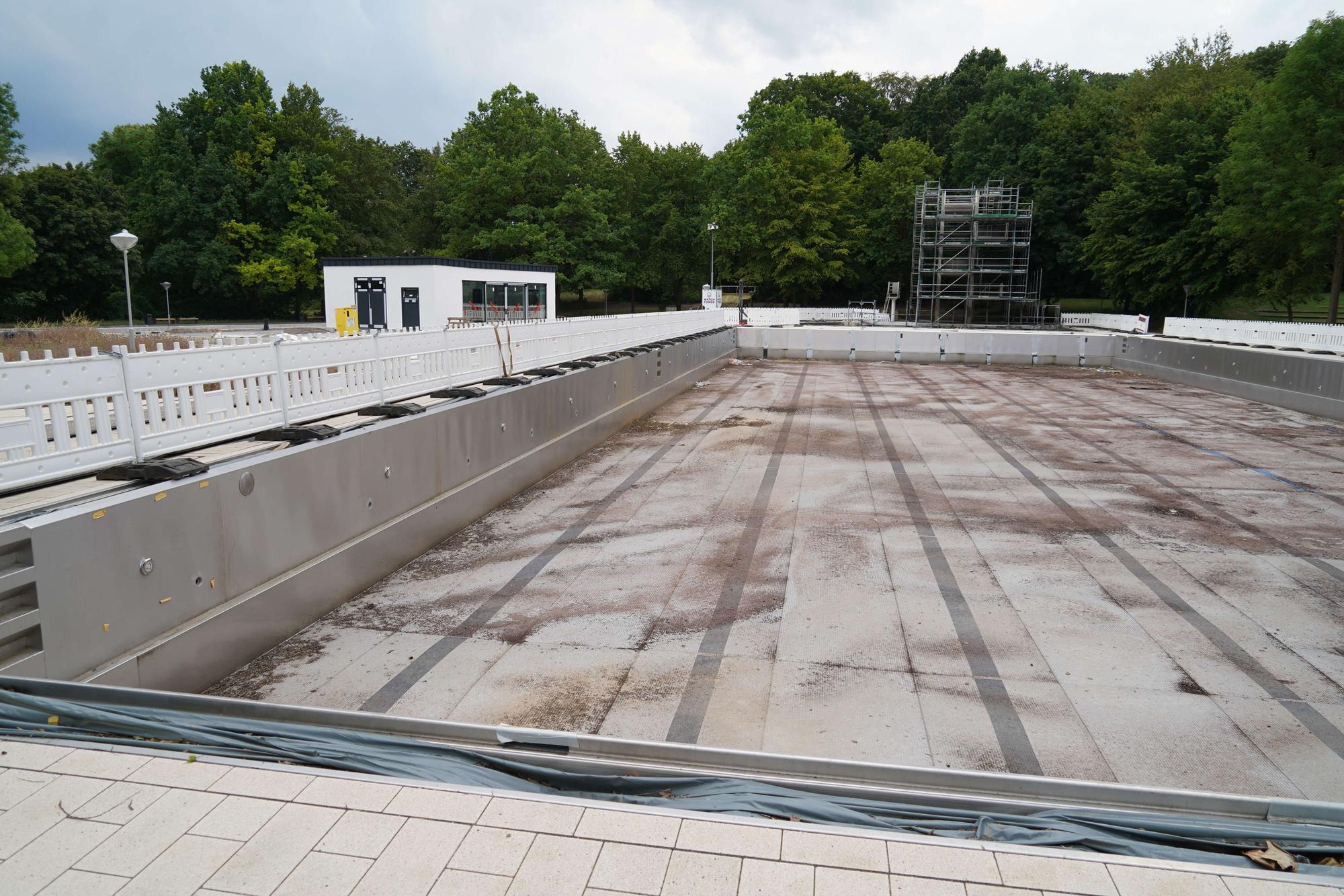 Auf dem Bild ist die Baustelle der Sanierung des Freibads zu sehen.