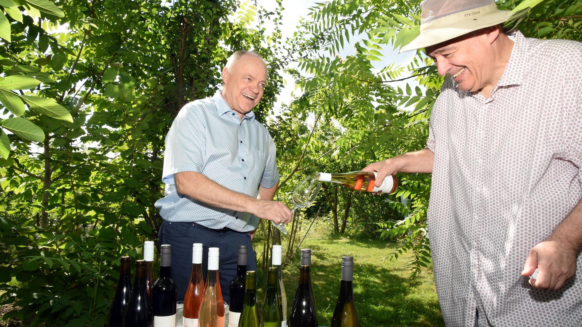 Das Foto zeigt die oberbergischen Weinbauern Dirk Weikert (links) und Reiner Galunder, deren GmbH ihren Sitz in Nümbrecht hat. Sie haben soeben ein gutes Dutzend verschiedene Weine auf den Markt gebracht. Die Produktlinien heißen Weißer und Roter Klimawandel.