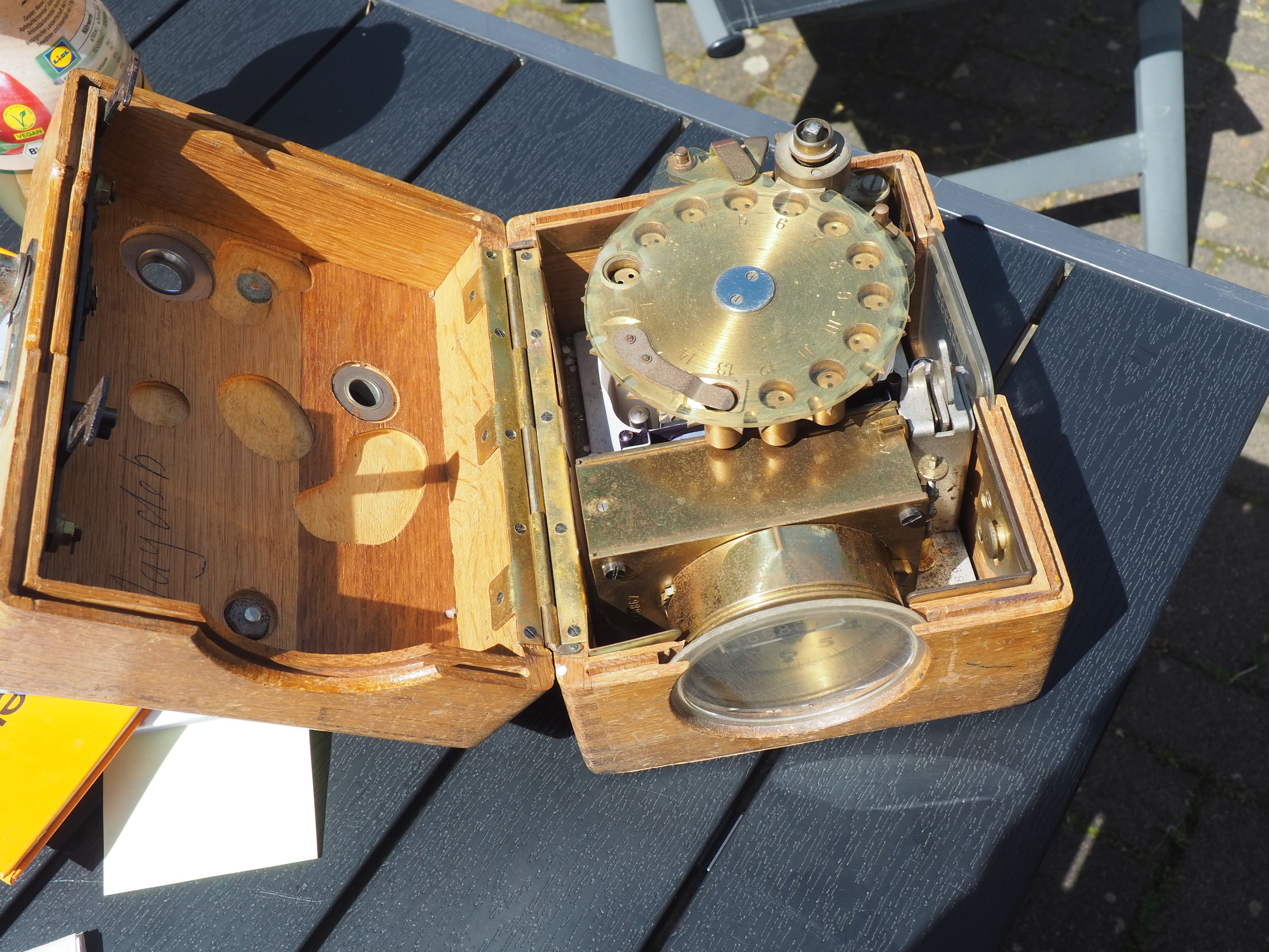 Ein hölzernes Kästchen mit eine Mechanik aus Messing.