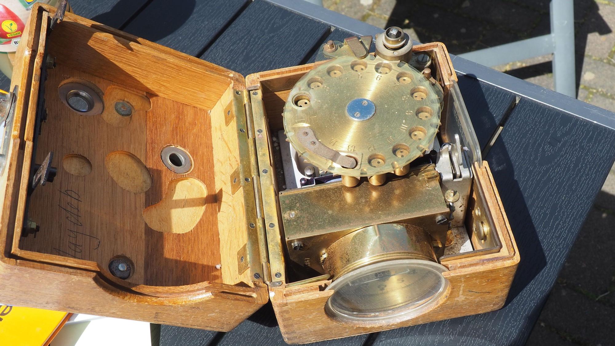Ein hölzernes Kästchen mit eine Mechanik aus Messing.