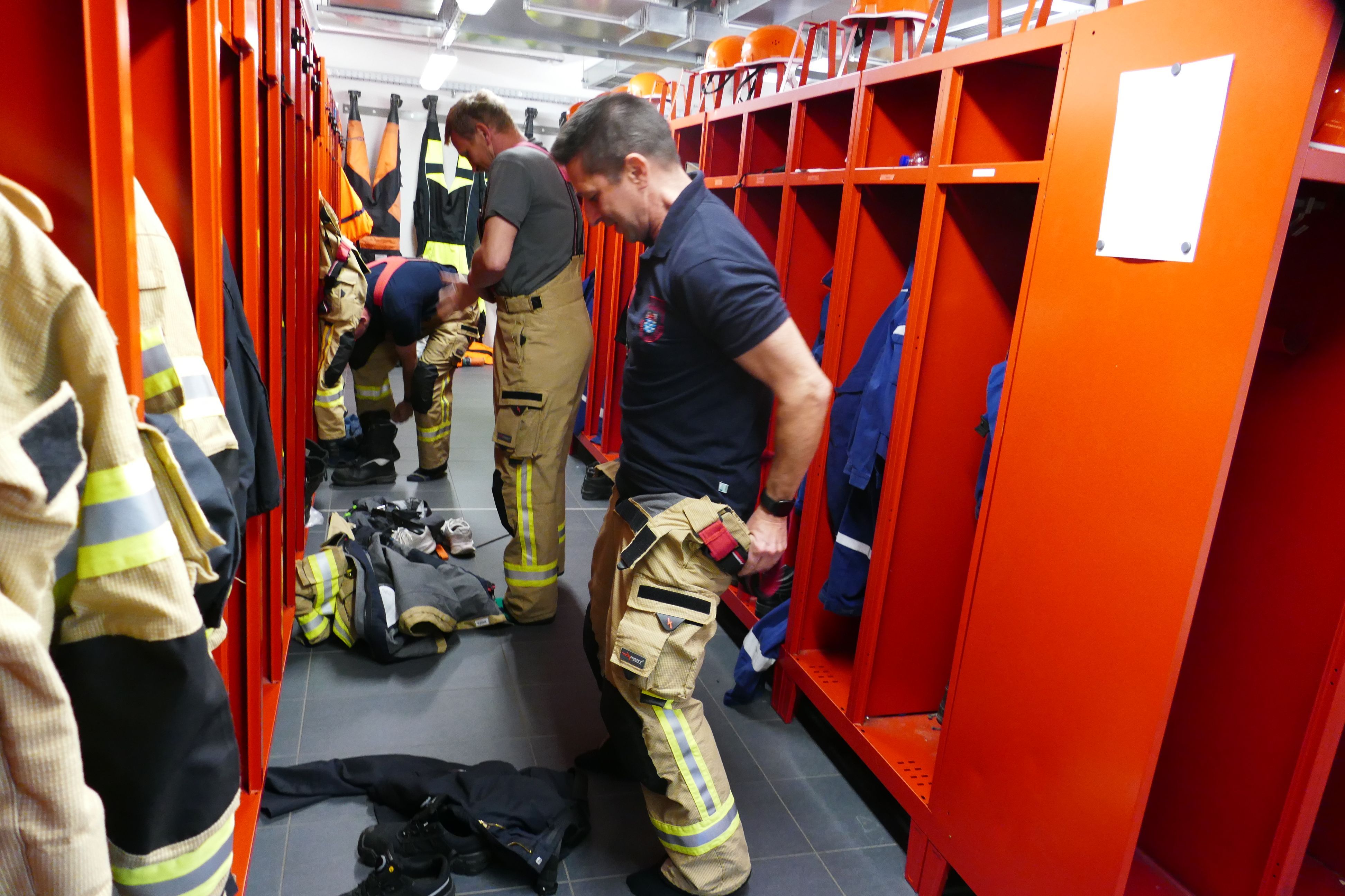 In Windeseile müssen Feuerwehrleute sich umgezogen haben. Die Latzhosen sind schnell übergestreift.
