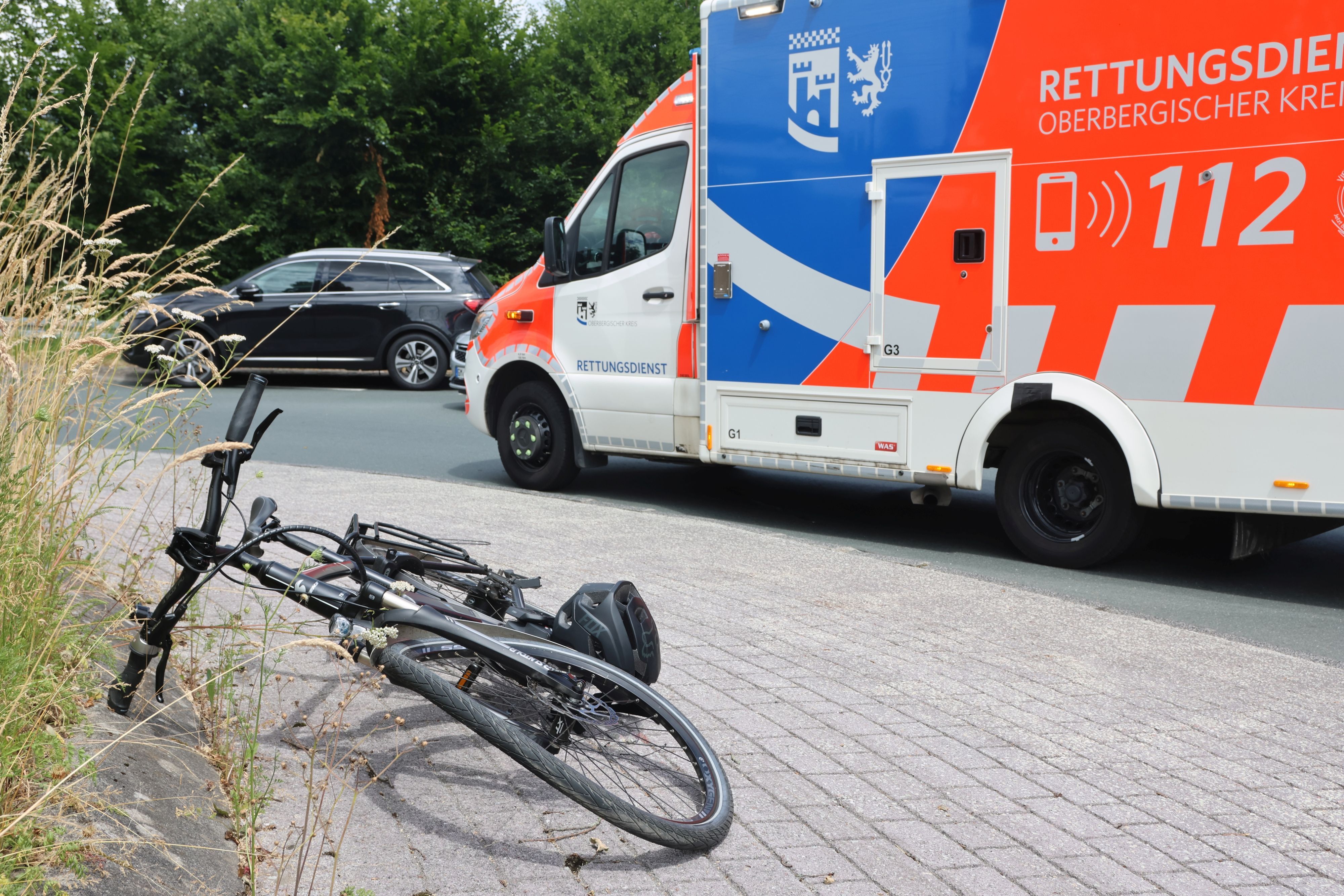 Ein Rettunsgdienst an einem Unfallort mit einem Fahrrad.