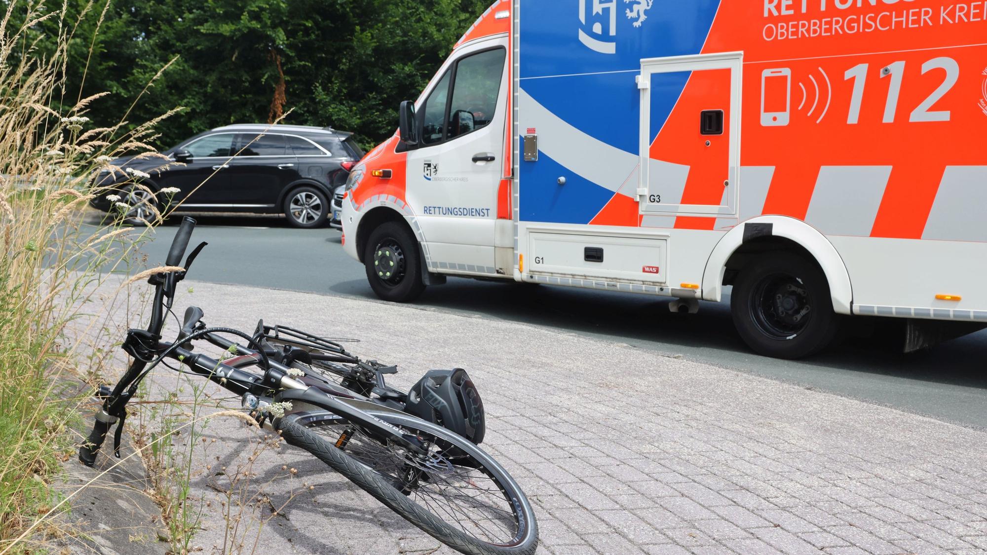 Ein Rettunsgdienst an einem Unfallort mit einem Fahrrad.