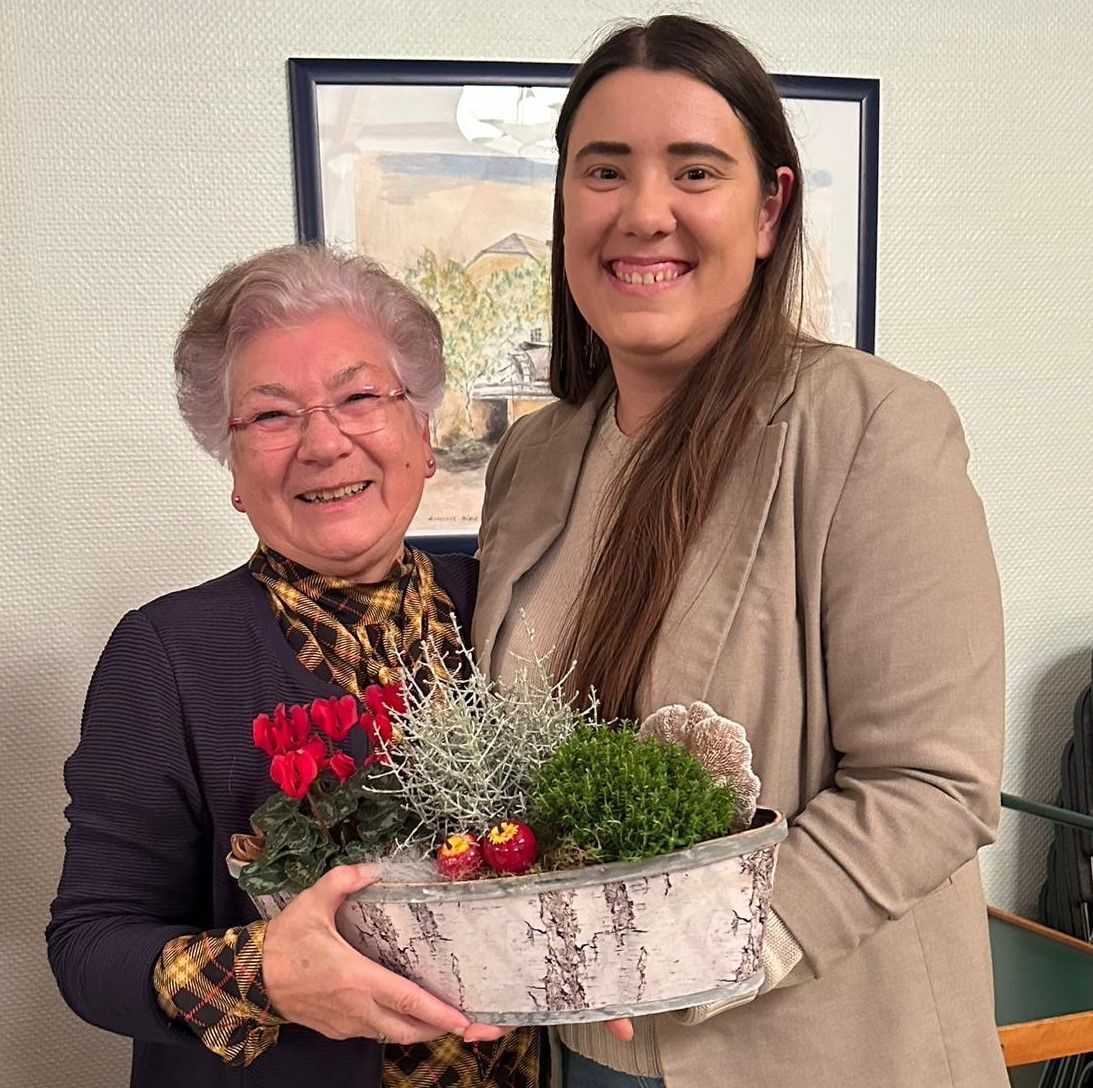 Sibilla Simons will der Einsamkeit alter Menschen etwas entgegensetzen. Auf dem Foto ist sie mit Jennifer Szyeffert (JU) zu sehen.