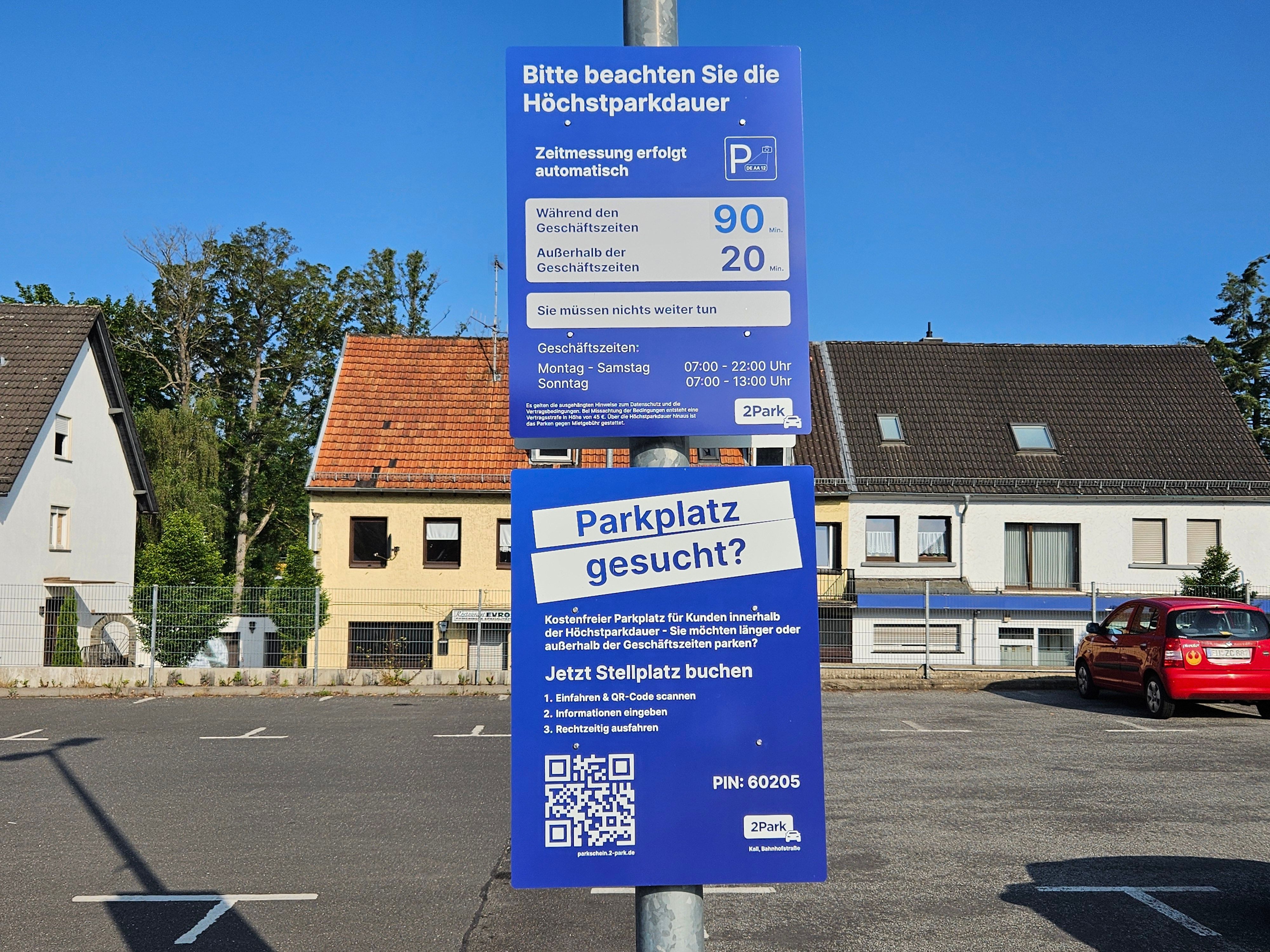 Das Foto zeigt eines der blauen Schilder, die auf die Parkzeitbegrenzung hinweisen.