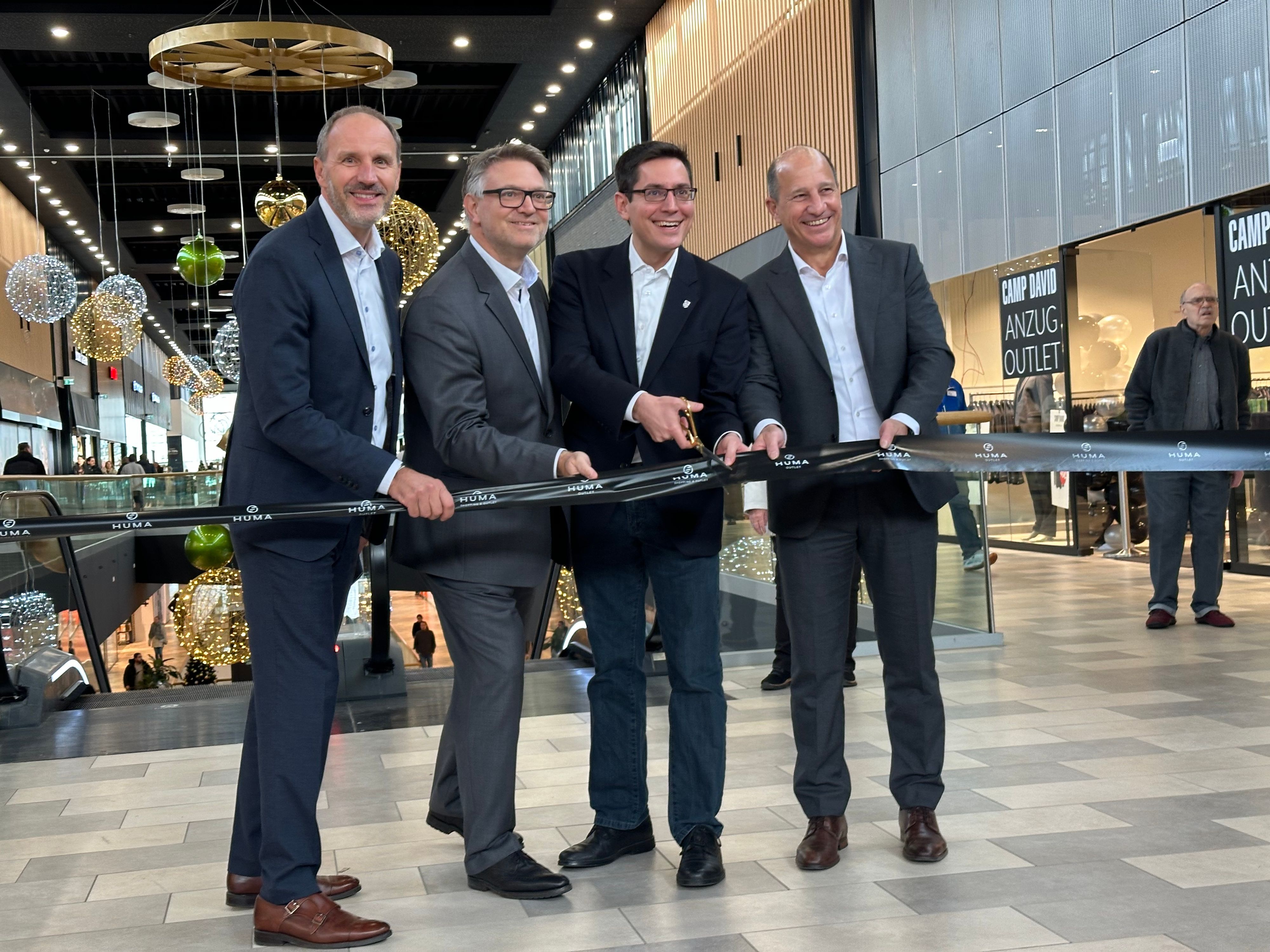Dr. Maximiliam Gutsche (r), Geschäftsführer der Jost Hurler Gruppe, bei der Eröffnung der neuen Outlet-Ebene im Huma, mit Bürgermeister Dr. Max Leitterstorf (2.v.r.) im November 2024.