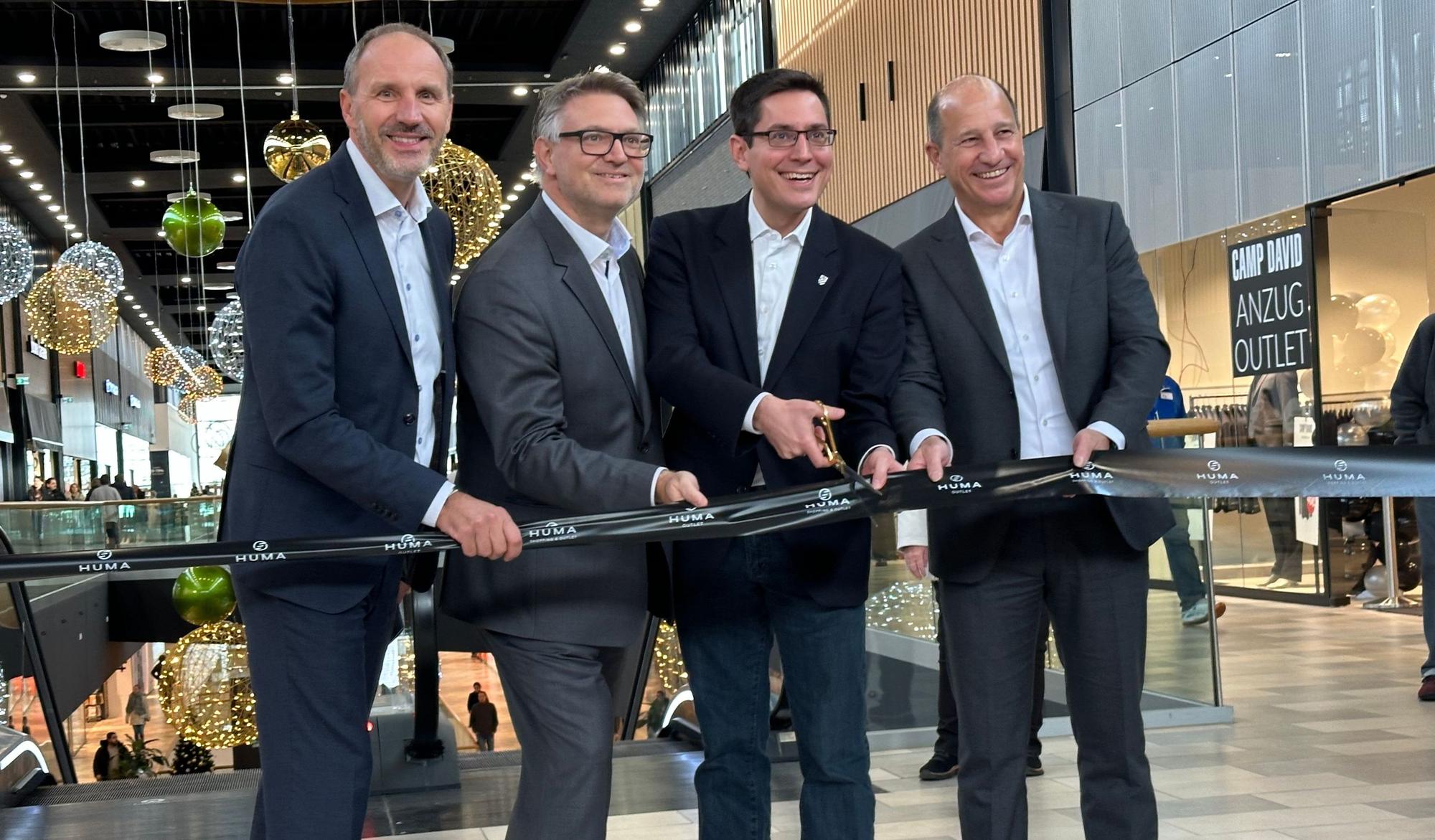 Dr. Maximiliam Gutsche (r), Geschäftsführer der Jost Hurler Gruppe, bei der Eröffnung der neuen Outlet-Ebene im Huma, mit Bürgermeister Dr. Max Leitterstorf (2.v.r.) im November 2024.