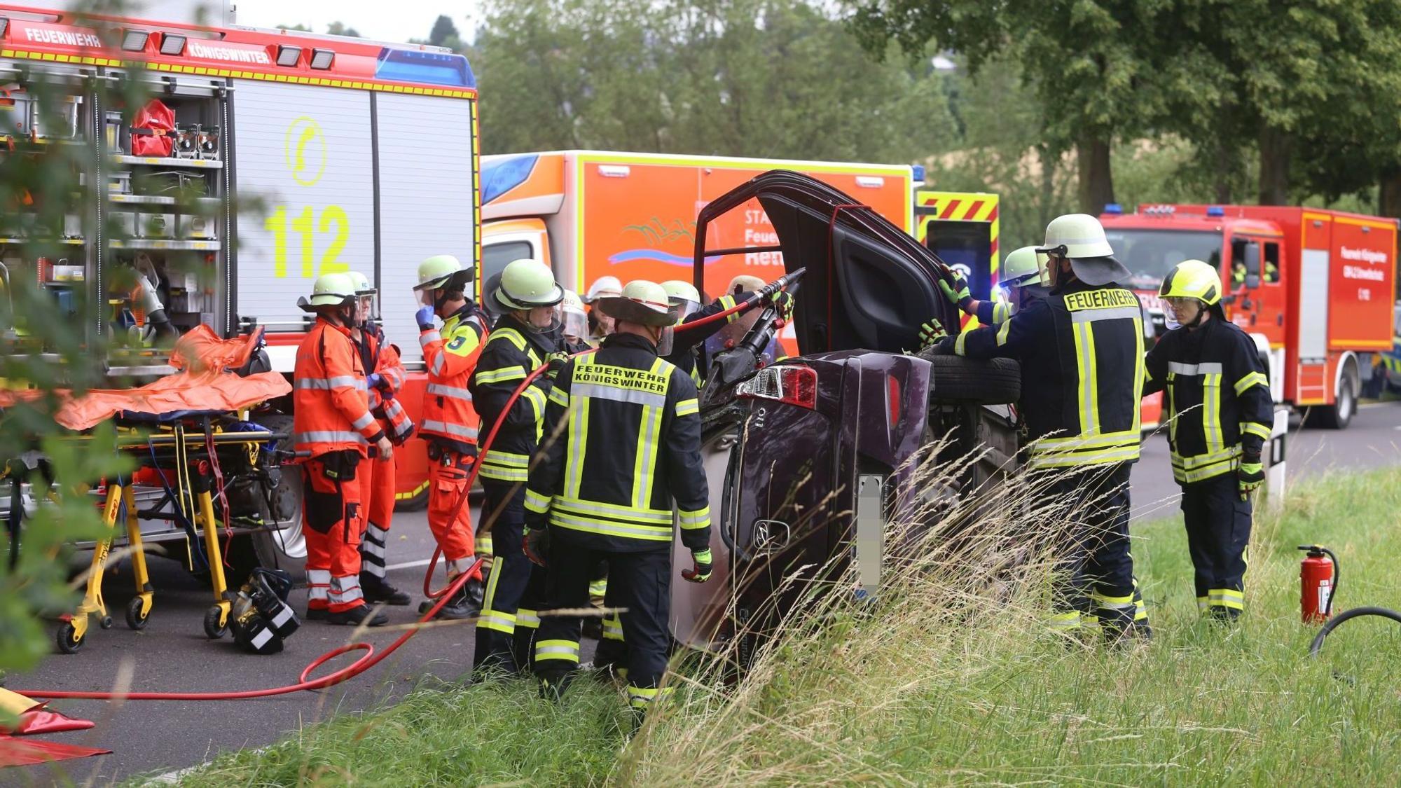 Bei einem Unfall auf der L83 zwischen Königswinter-Stieldorf und Bonn-Hoholz wurde der Fahrer in seinem Fahrzeug eingeschlossen und musste von der Feuerwehr befreit werden.