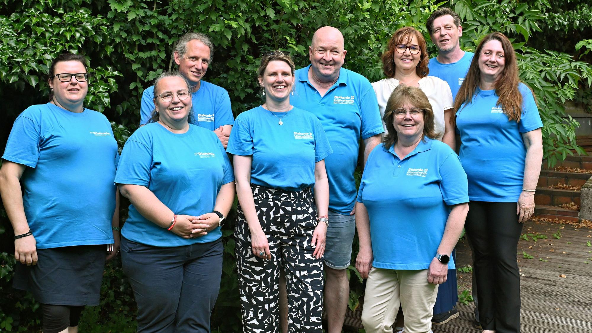 Gruppenfoto der Teammitglieder, die blaue T-Shirts der Diakonie tragen.
