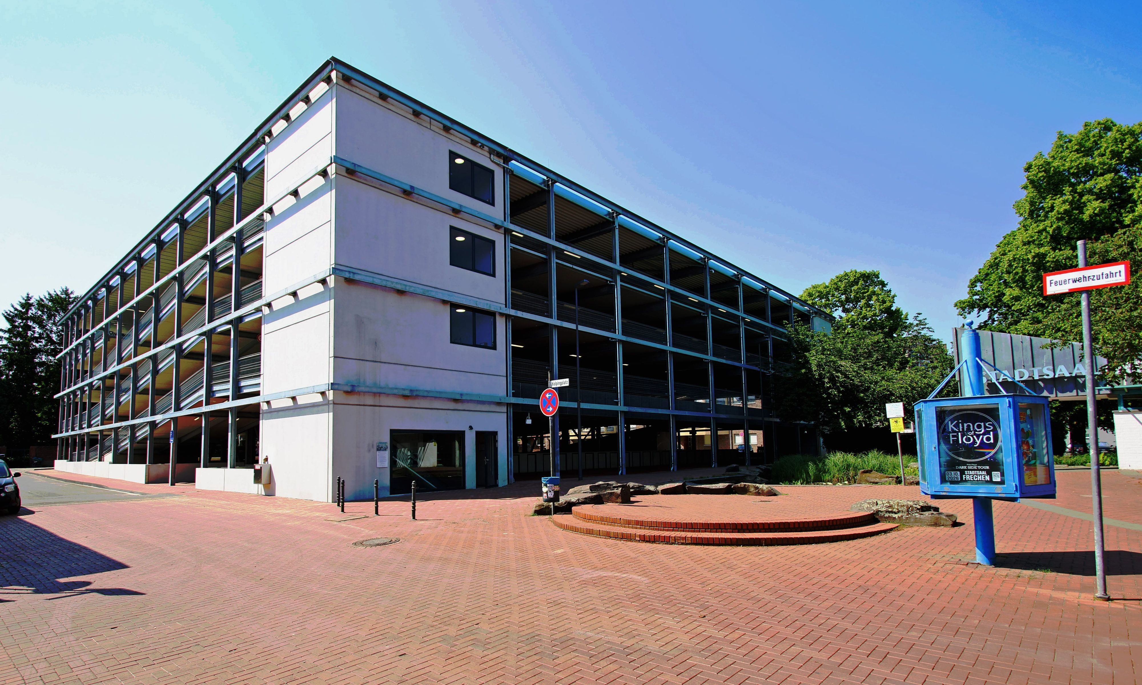 Auf dem Foto ist das neue Parkhaus in Frechen zu sehen.