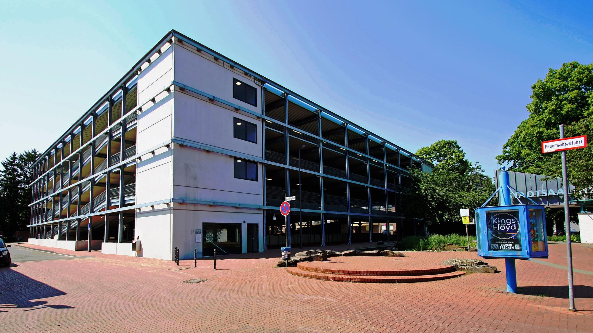 Auf dem Foto ist das neue Parkhaus in Frechen zu sehen.