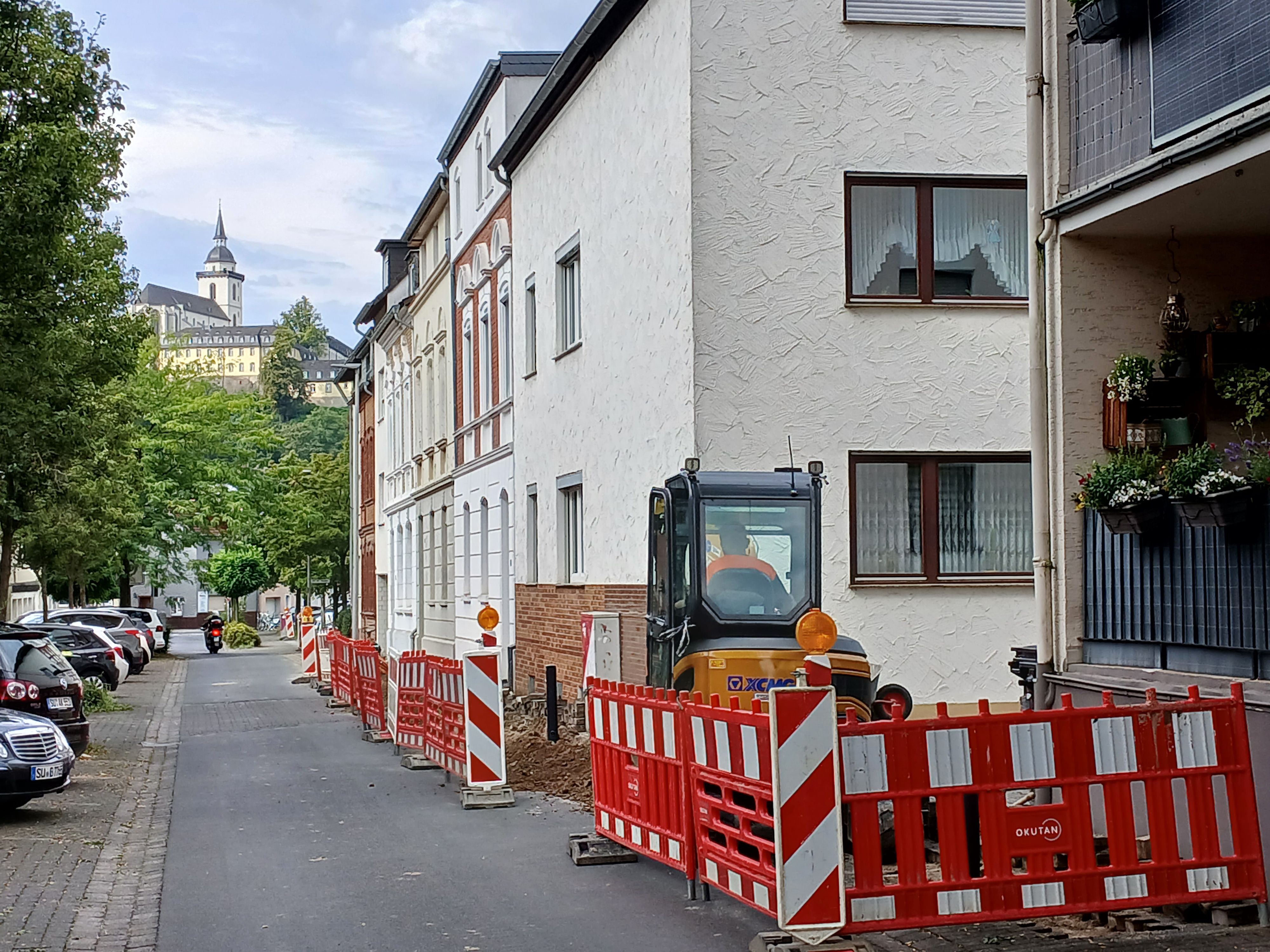 Glasfaserverlegung durch die Firma Okutan in Siegburg, Straße Auf der Papagei