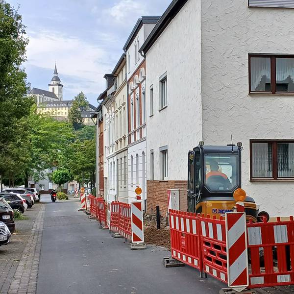 Glasfaserverlegung durch die Firma Okutan in Siegburg, Straße Auf der Papagei