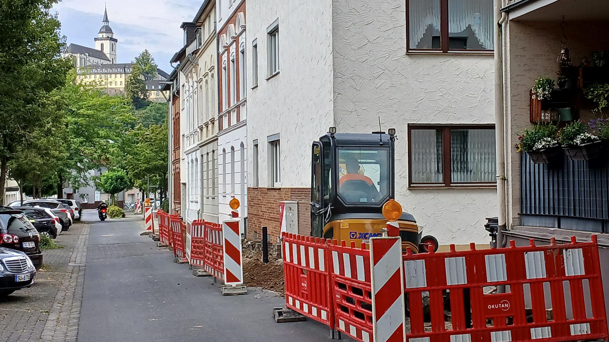 Glasfaserverlegung durch die Firma Okutan in Siegburg, Straße Auf der Papagei